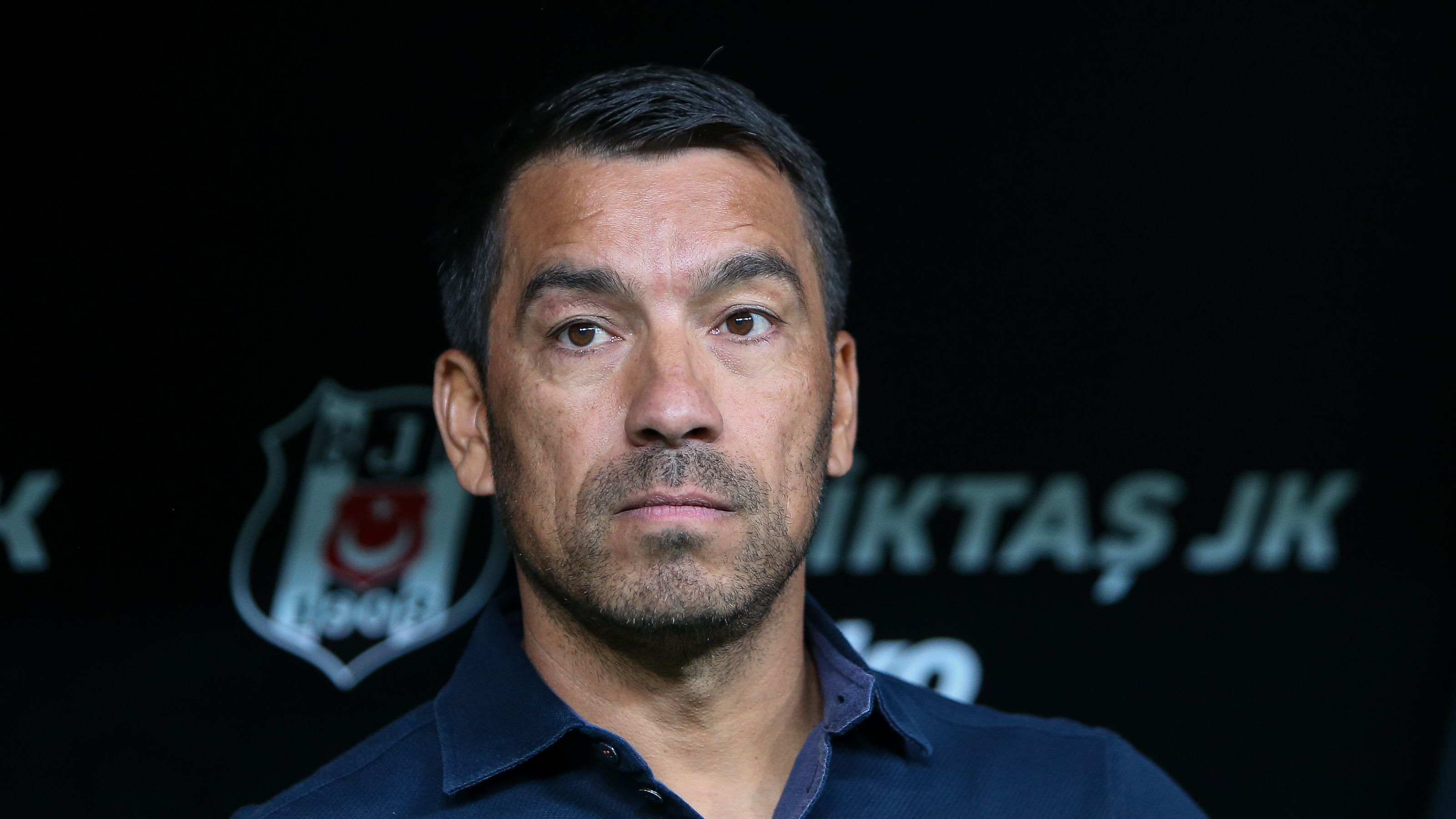 Beşiktaş’a veda edecek oyuncular belli oldu! Van Bronckhorst biletlerini kesti