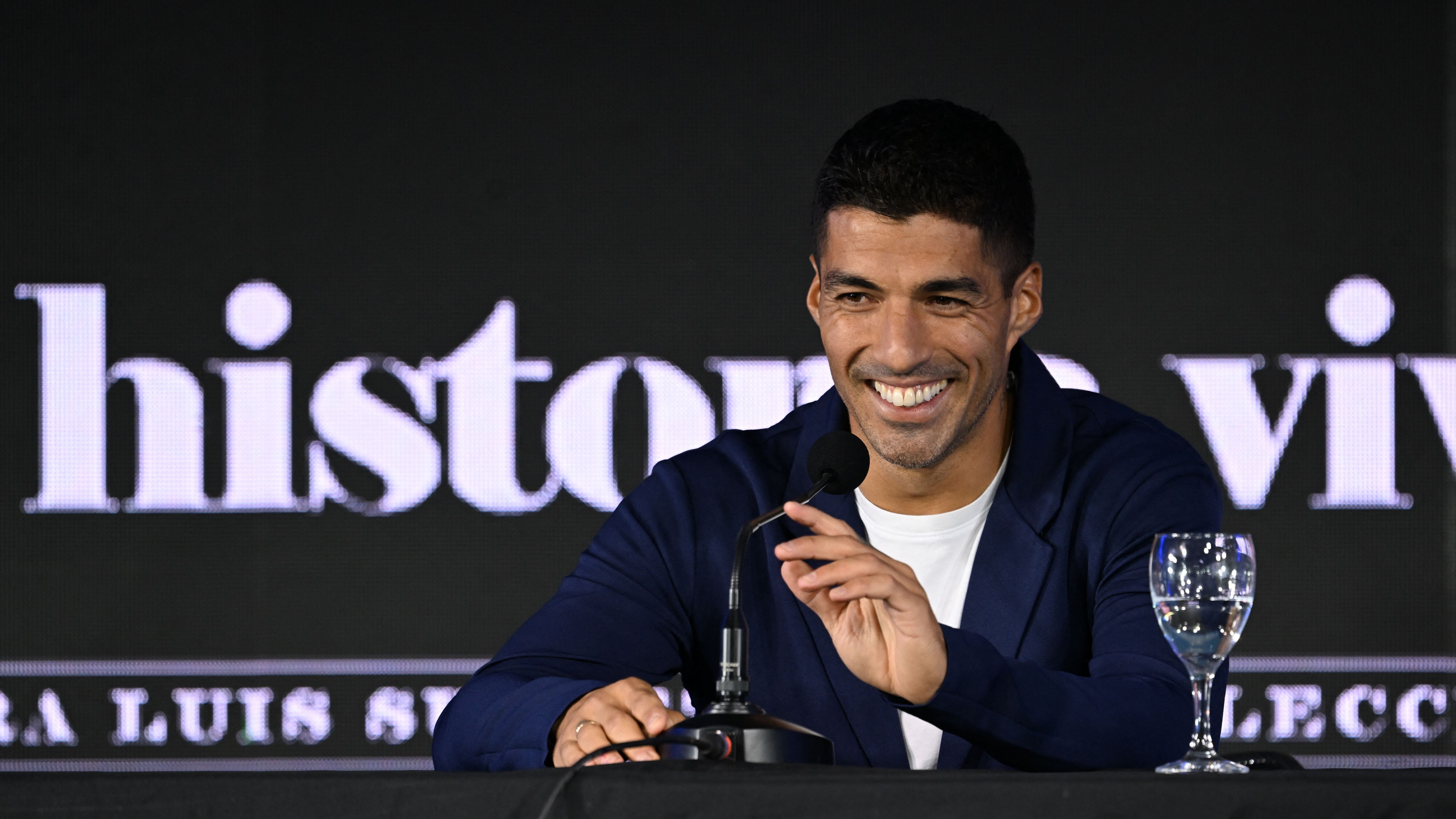 FBL-URU-SUAREZ-PRESSER