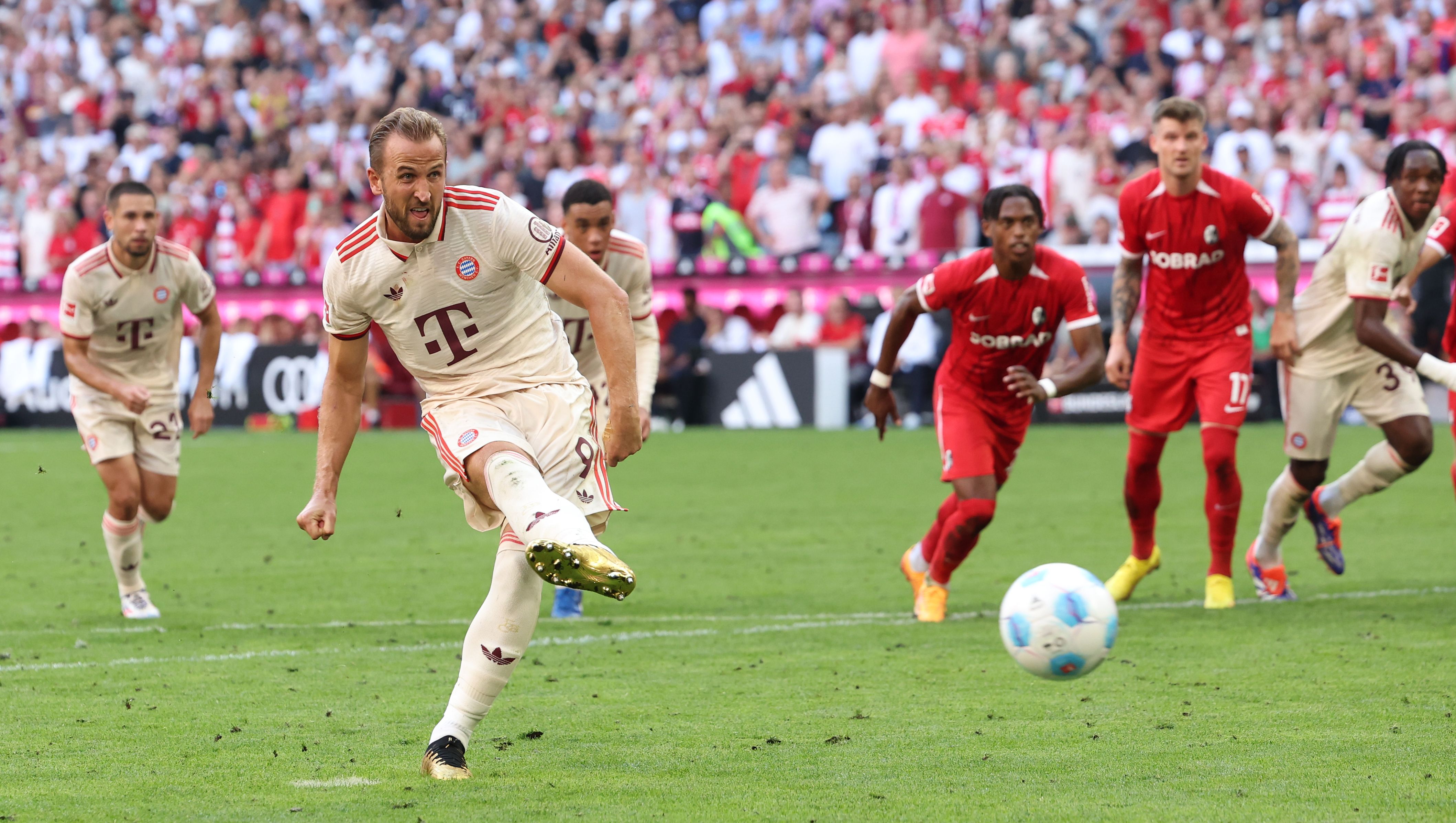 FC Bayern München v Sport-Club Freiburg - Bundesliga