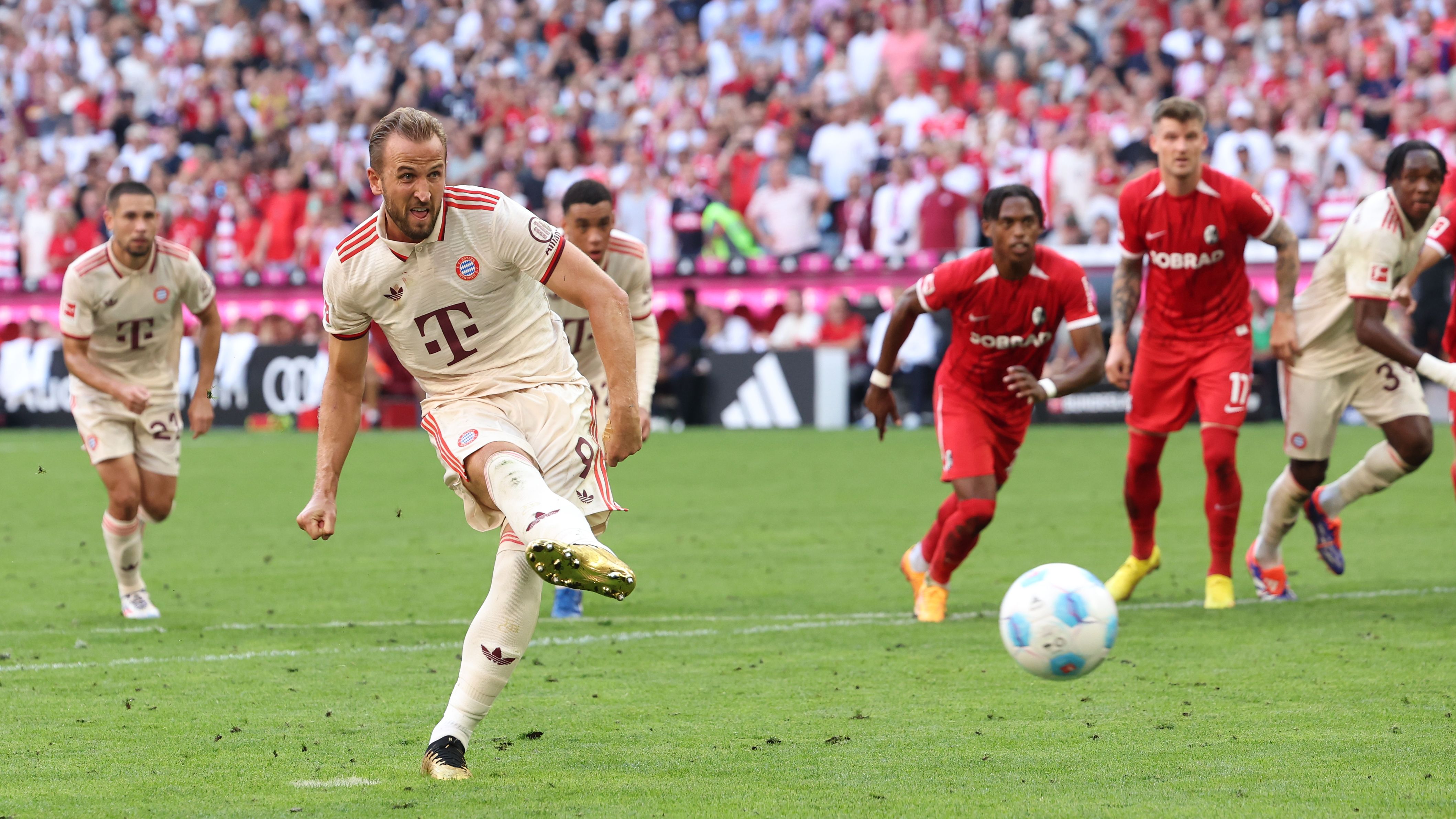FC Bayern München v Sport-Club Freiburg - Bundesliga