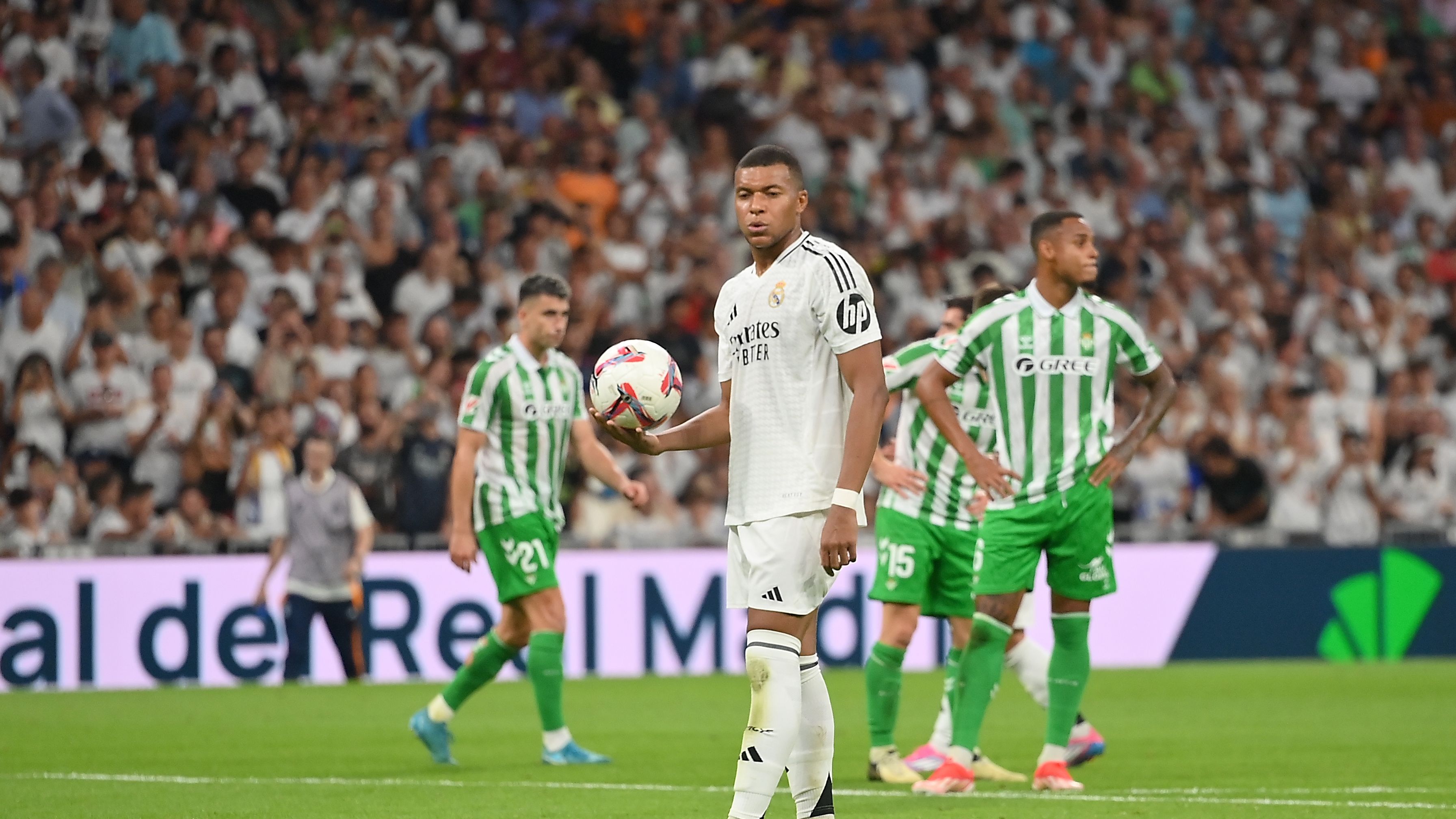 Real Madrid CF v Real Betis Balompie - La Liga EA Sports