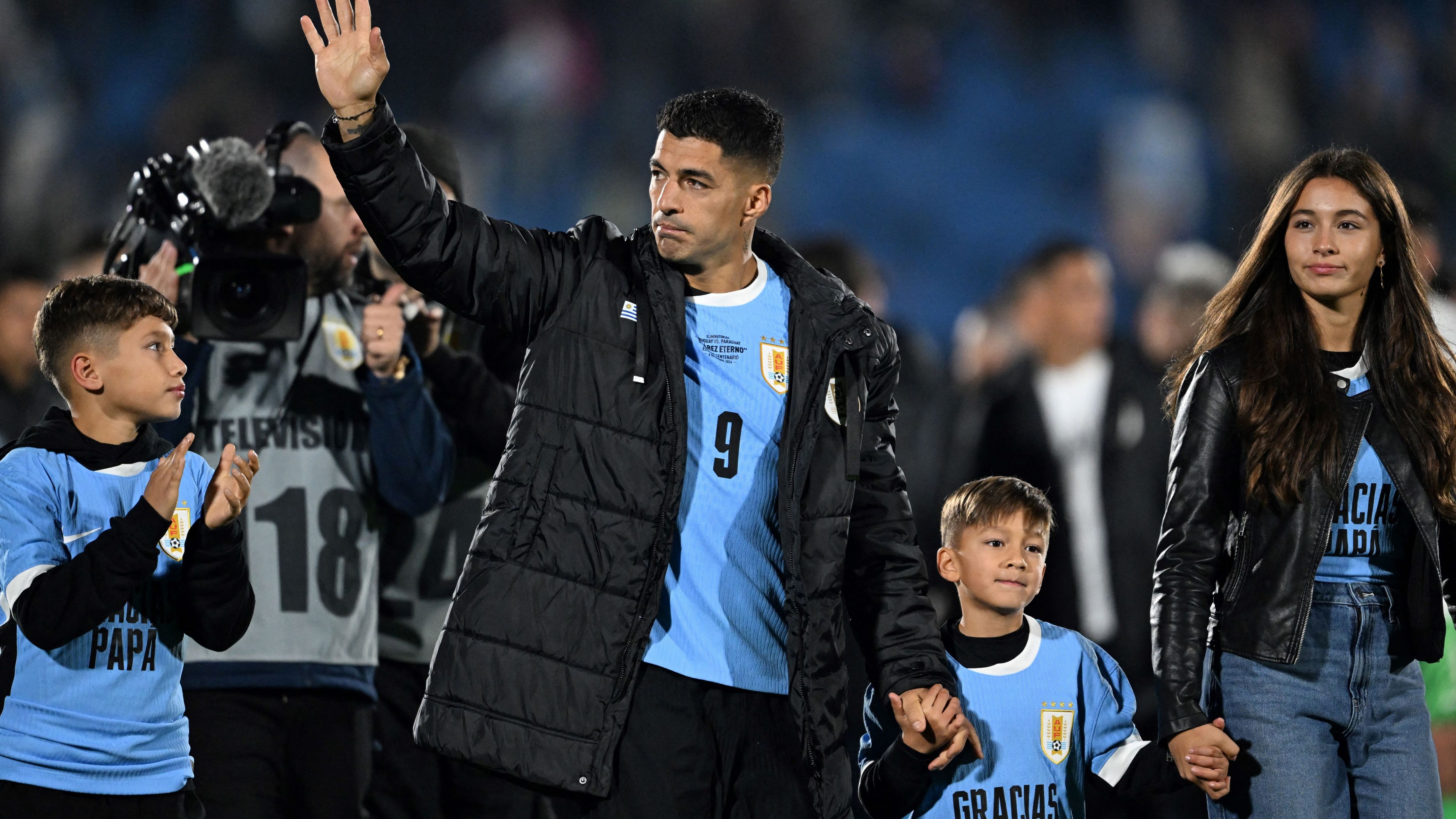 FBL-WC-2026-SAMERICA-QUALIFIERS-URU-PAR-SUAREZ-FAREWELL
