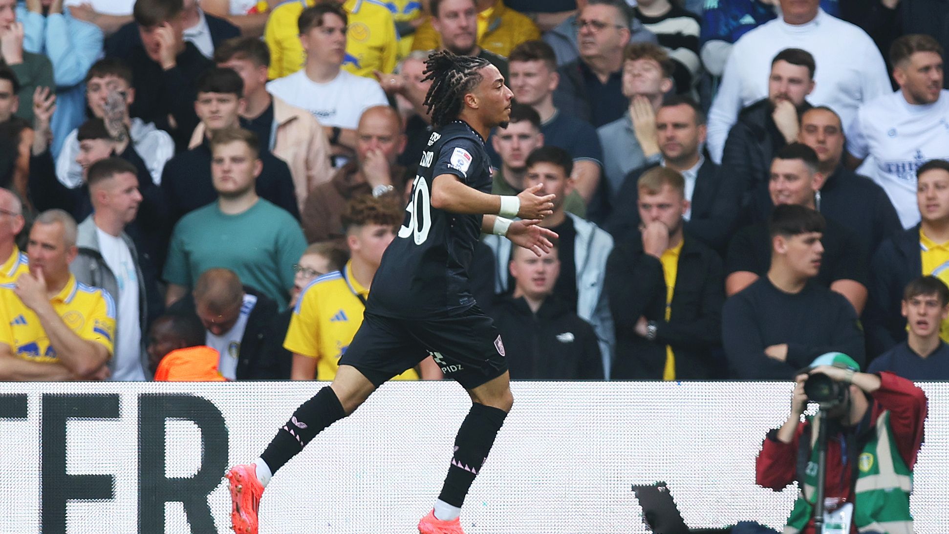 Leeds United FC v Burnley FC - Sky Bet Championship