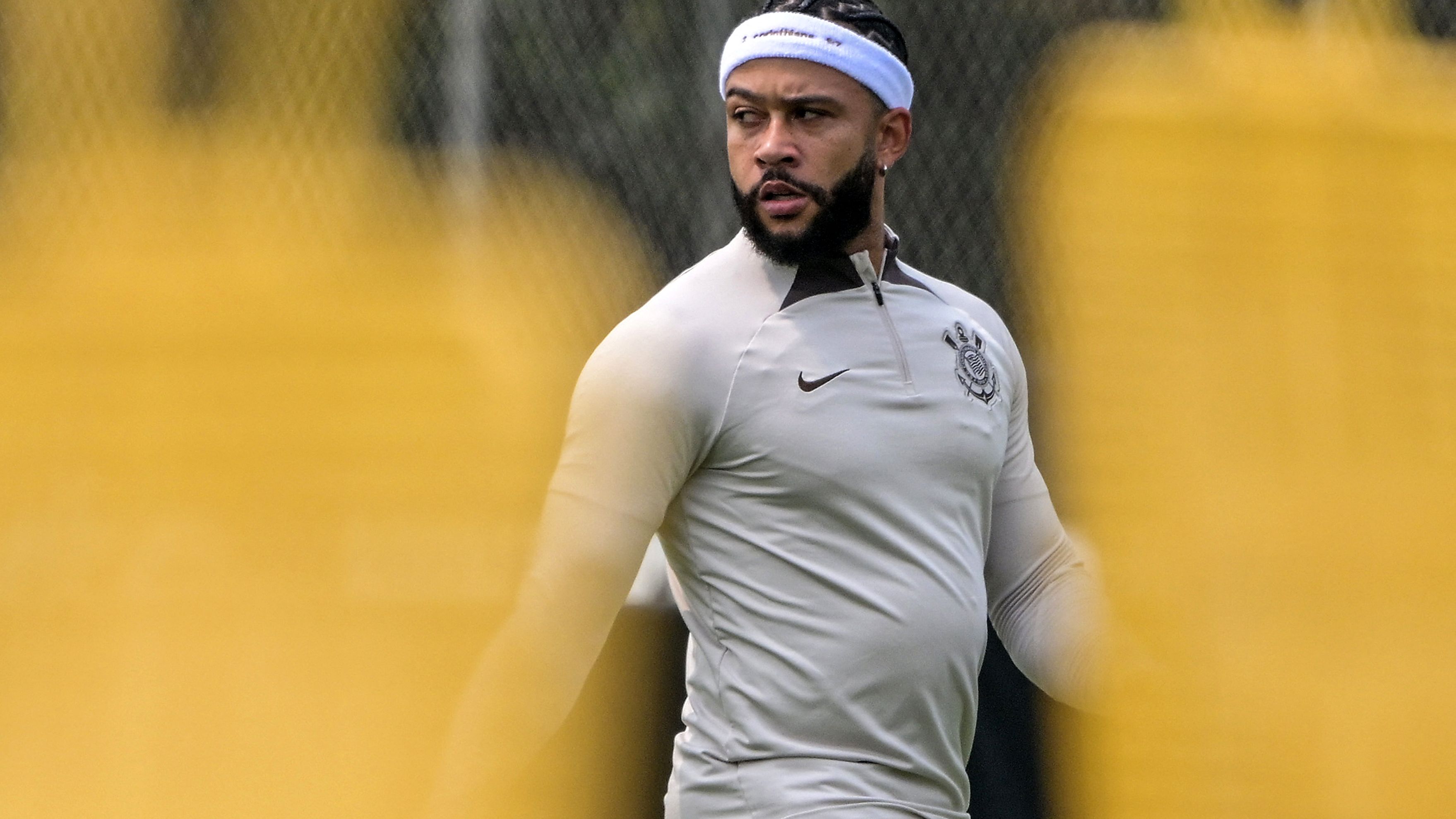 FBL-BRA-CORINTHIANS-TRAINING-DEPAY