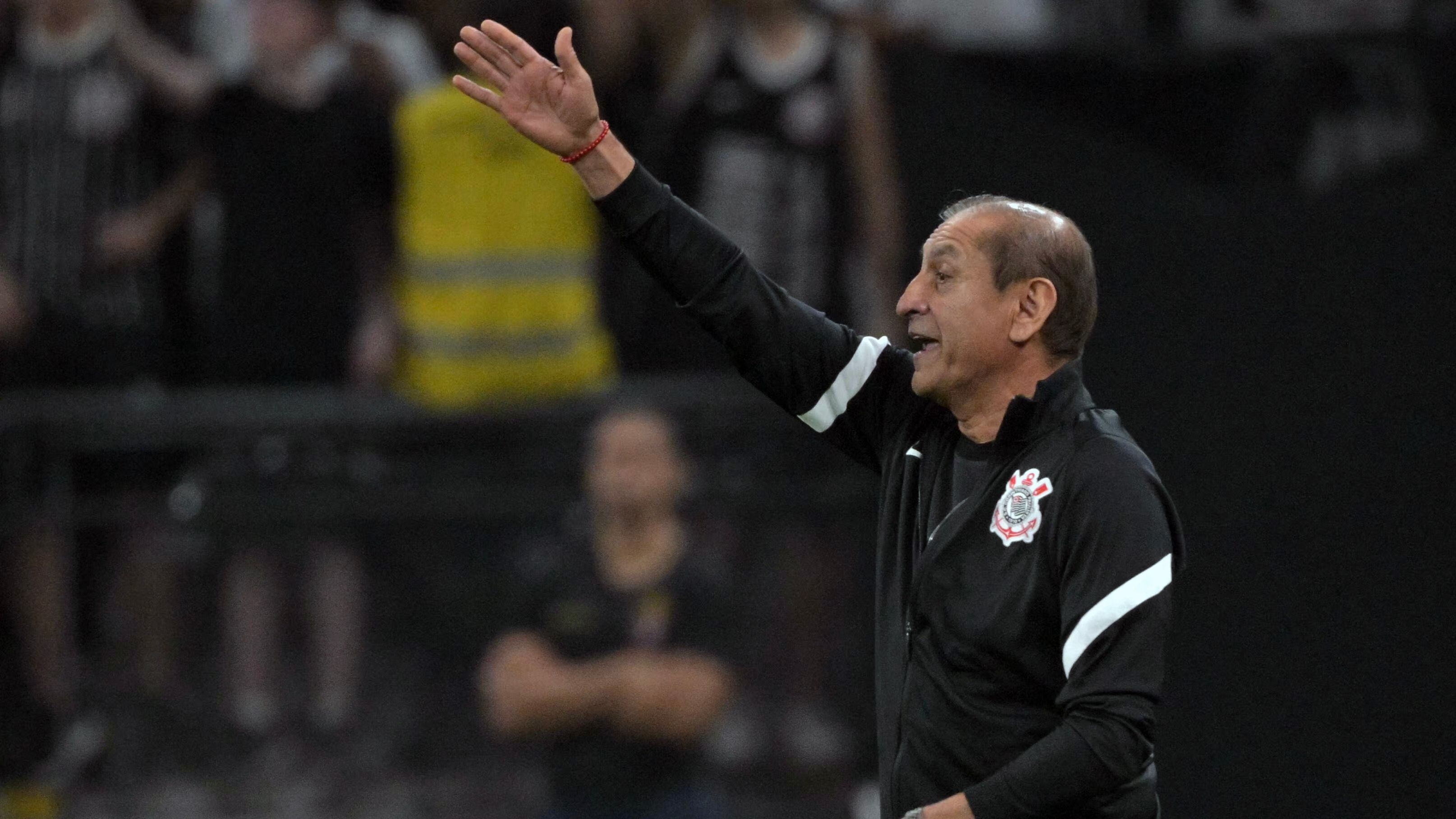 Ramón Díaz, técnico do Corinthians, a beira do gramado.