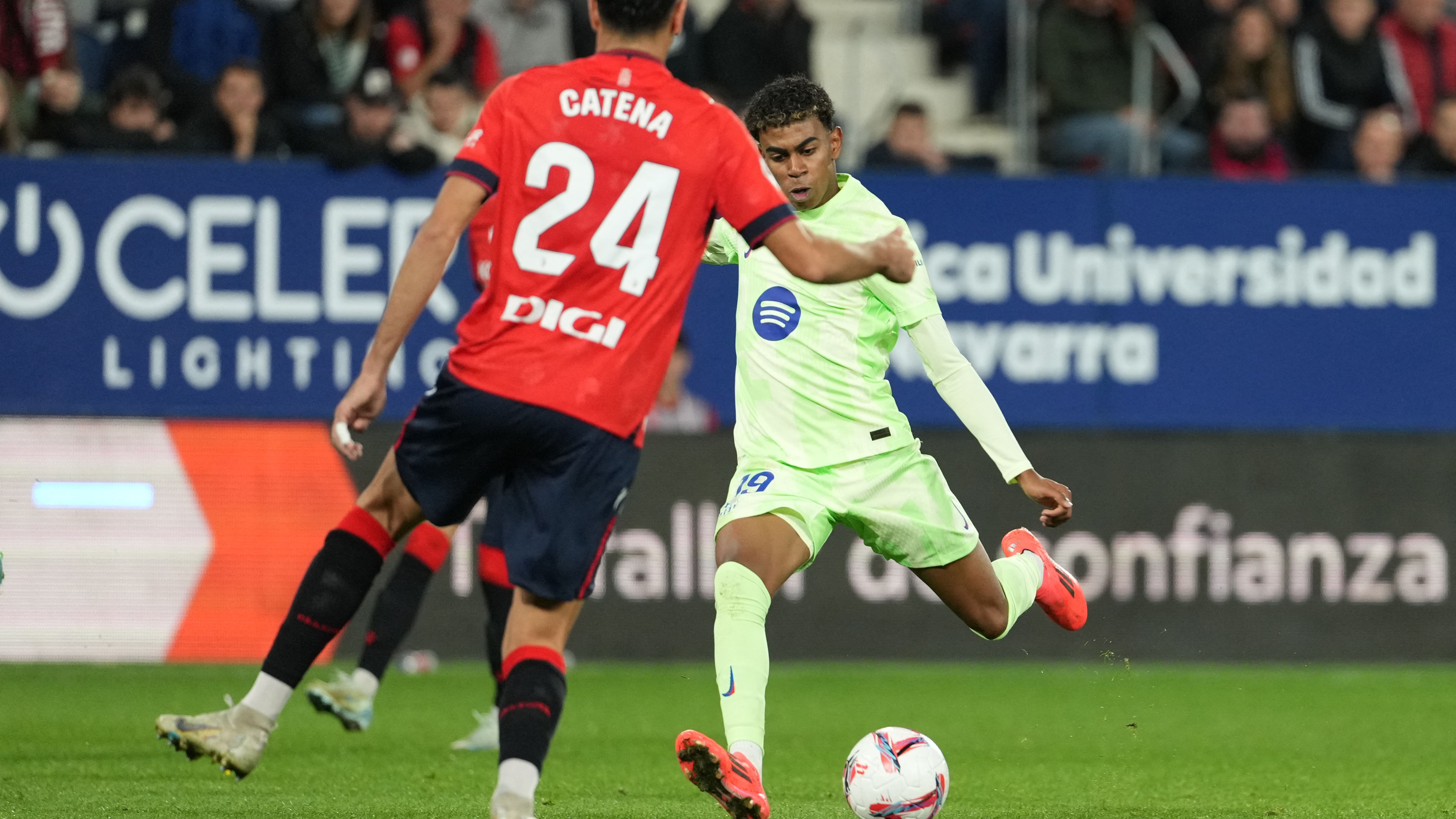 TOPSHOT-FBL-ESP-LIGA-OSASUNA-BARCELONA