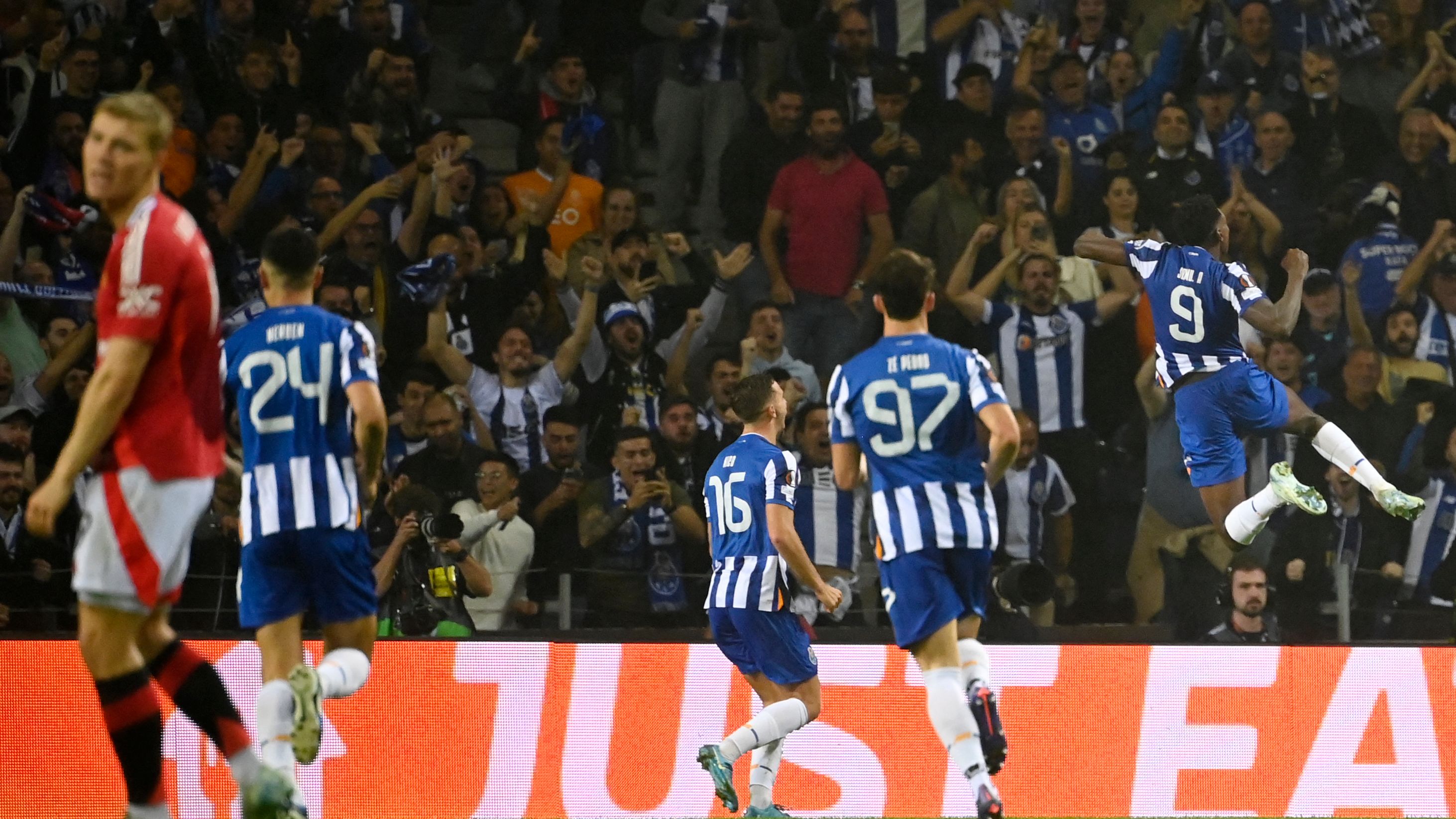 TOPSHOT-FBL-EUR-C3-PORTO-MANCHESTER