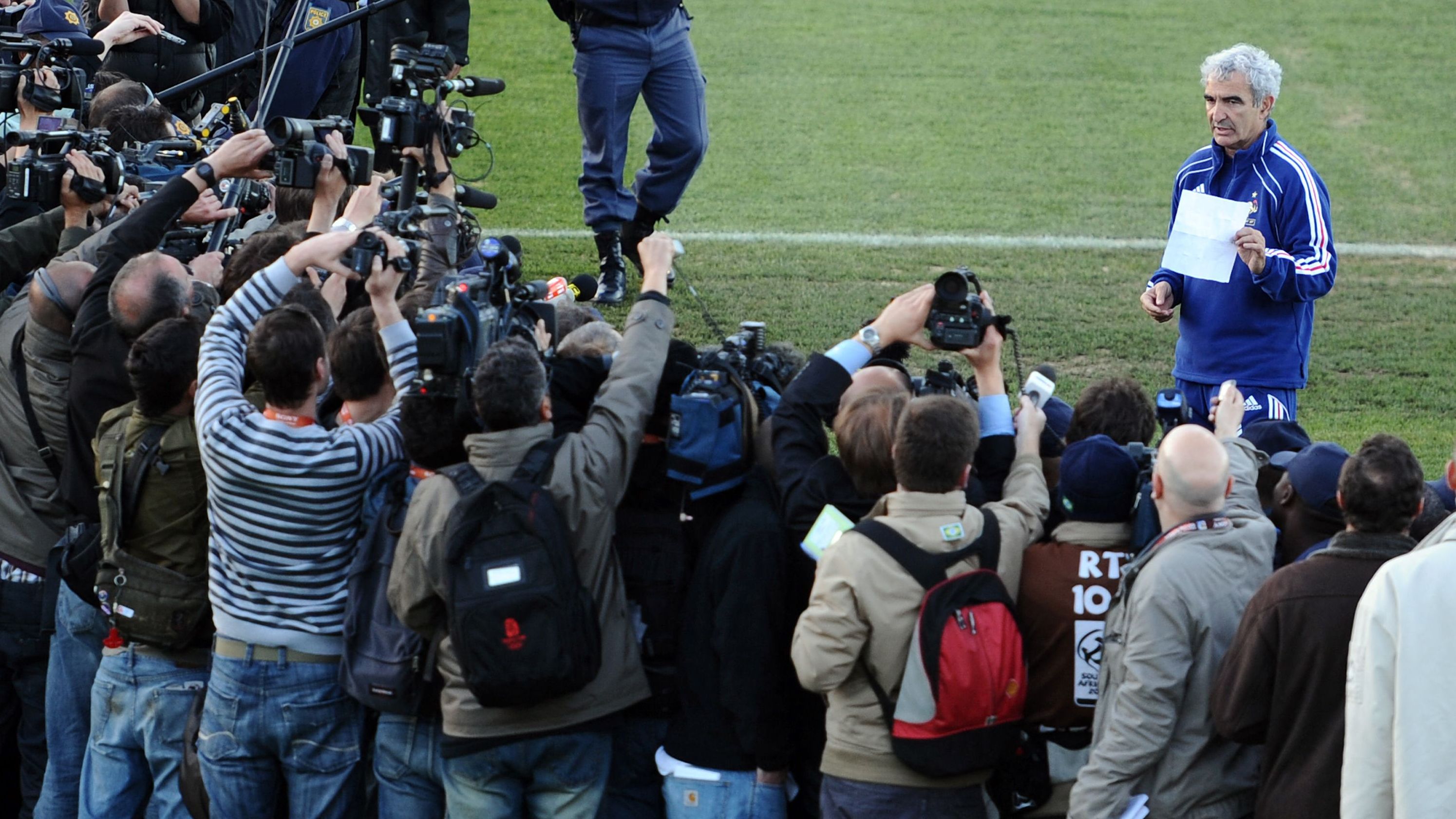 FBL-WC2010-FRA-TRAINING-EXPEL-LETTER