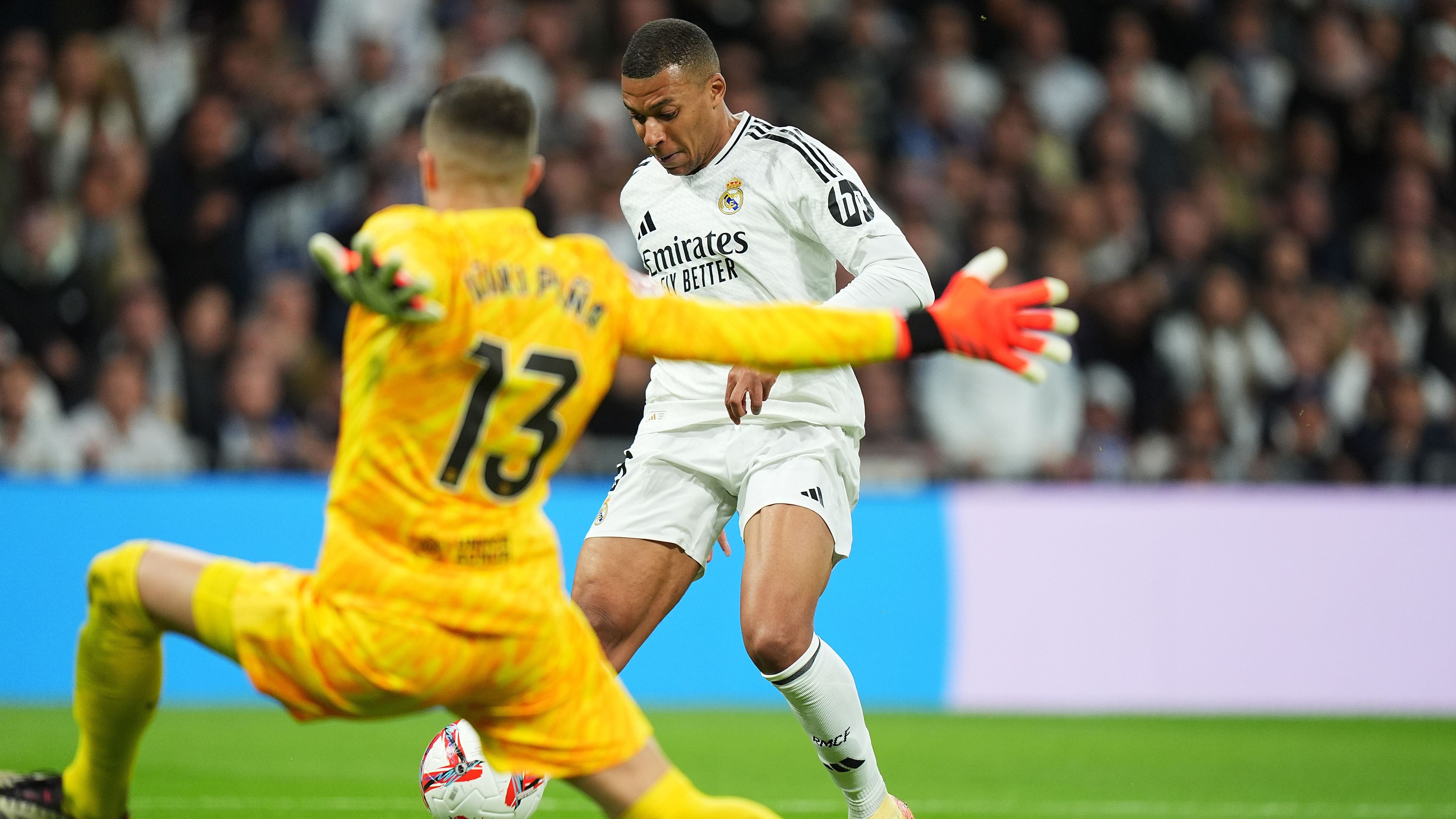 The offside trap at its finest! Kylian Mbappe denied incredible first  Clasico goal as Barcelona's high line catches Real Madrid stars out seven  times in first 30 minutes | Goal.com Cameroon