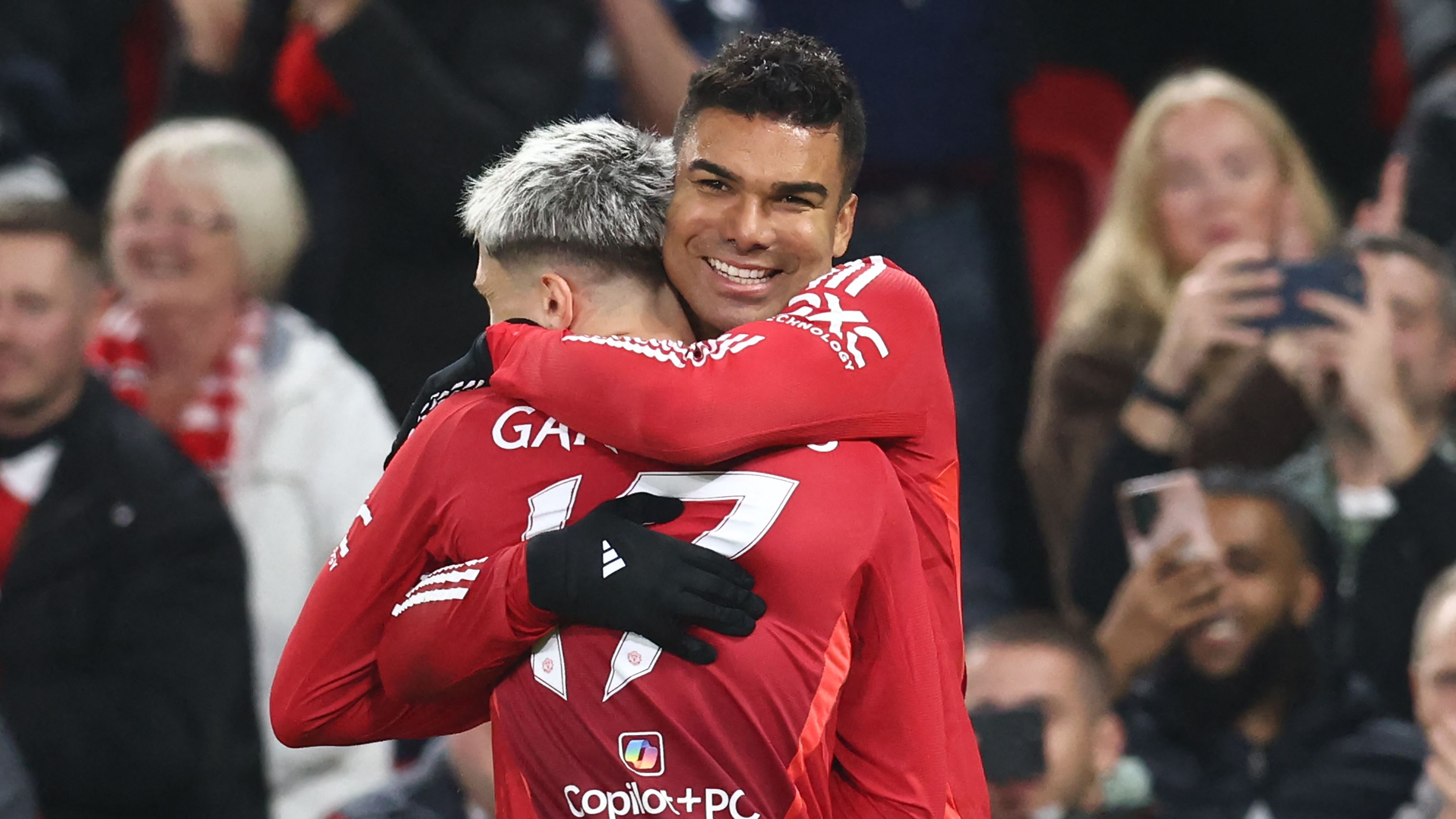 VIDEO: Casemiro, that's a beauty! Man Utd midfielder bends home wonderful strike to score first goal of post-Erik ten Hag era against Leicester | Goal.com US