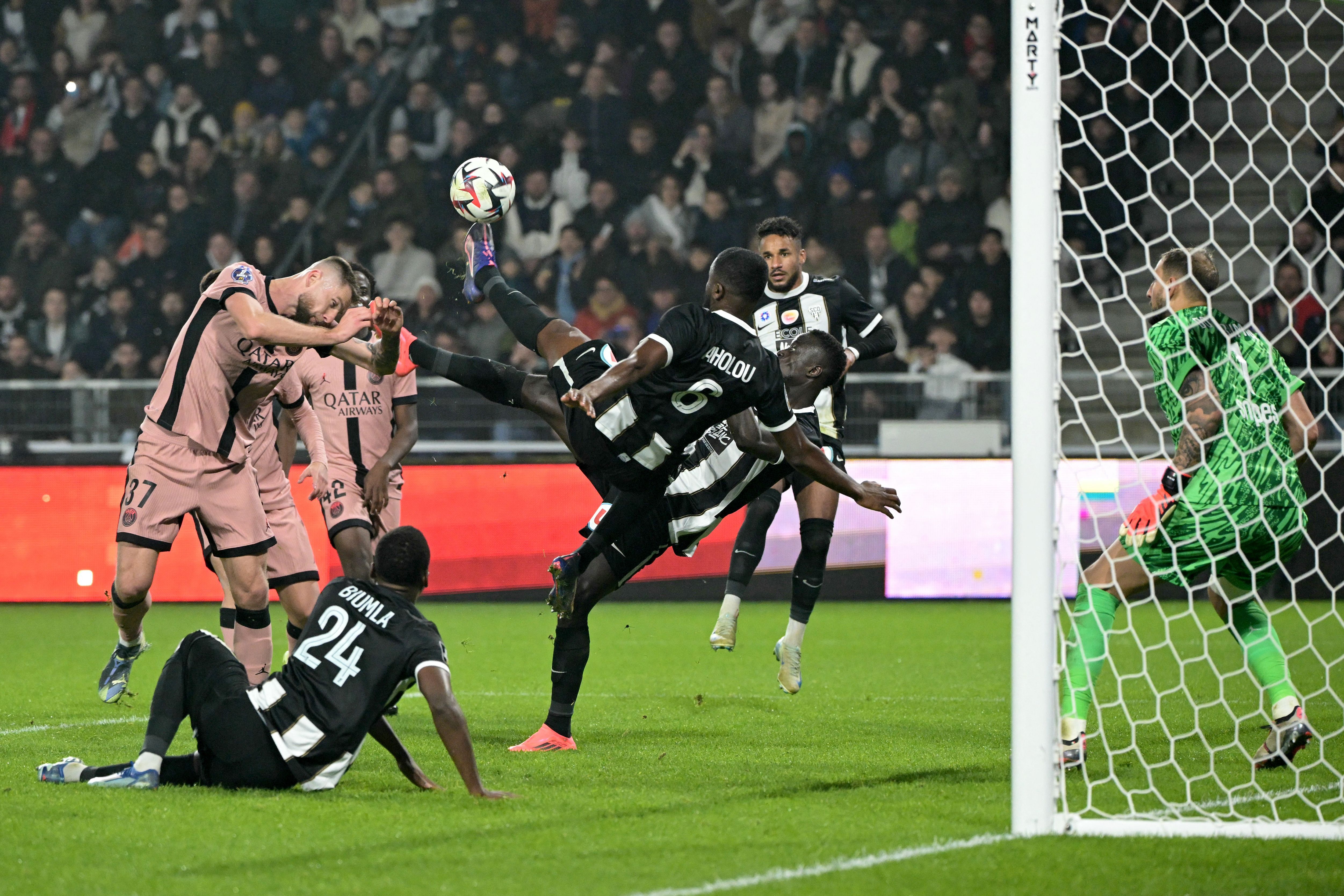 FBL-FRA-LIGUE1-ANGERS-PSG