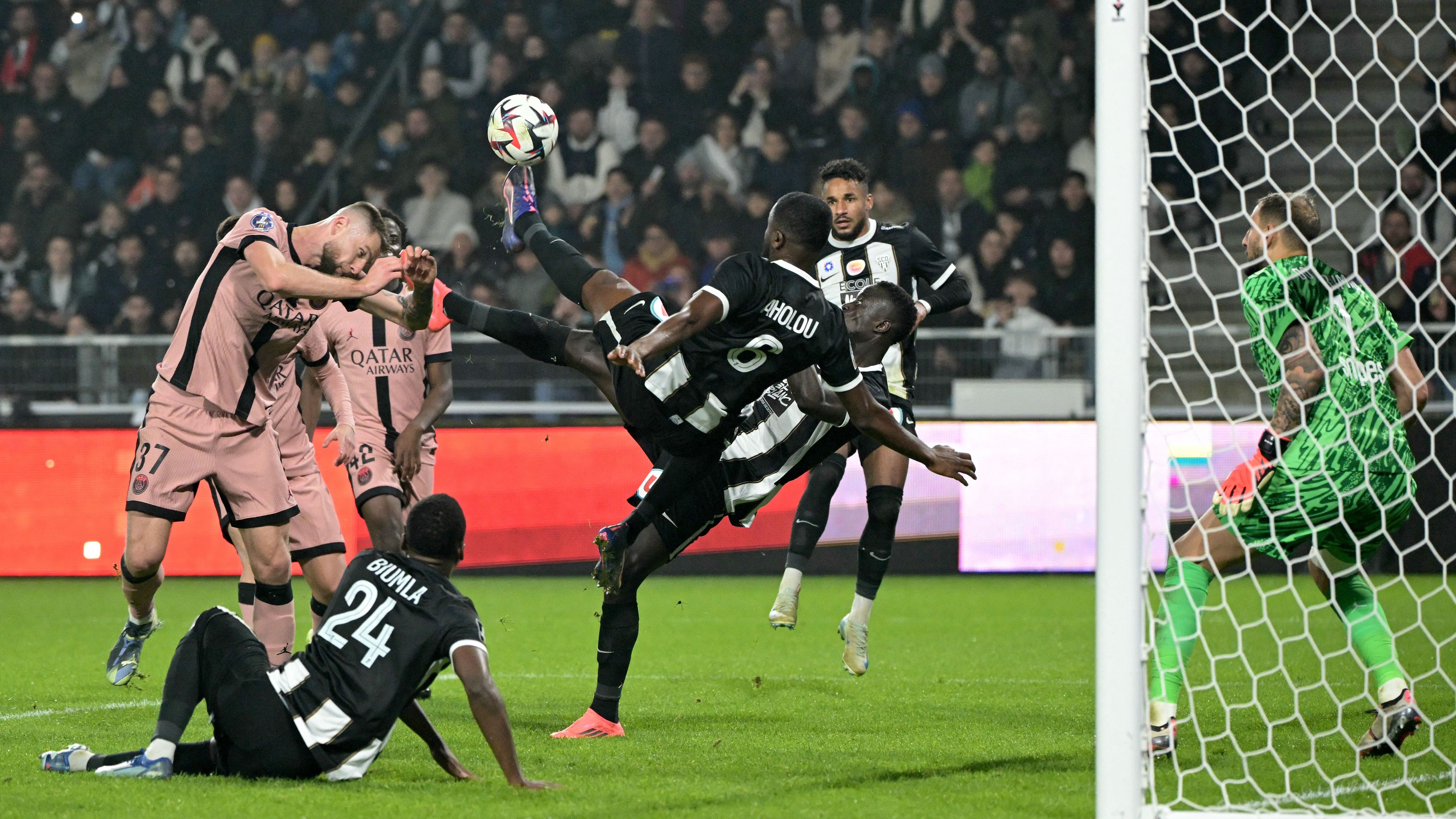 FBL-FRA-LIGUE1-ANGERS-PSG