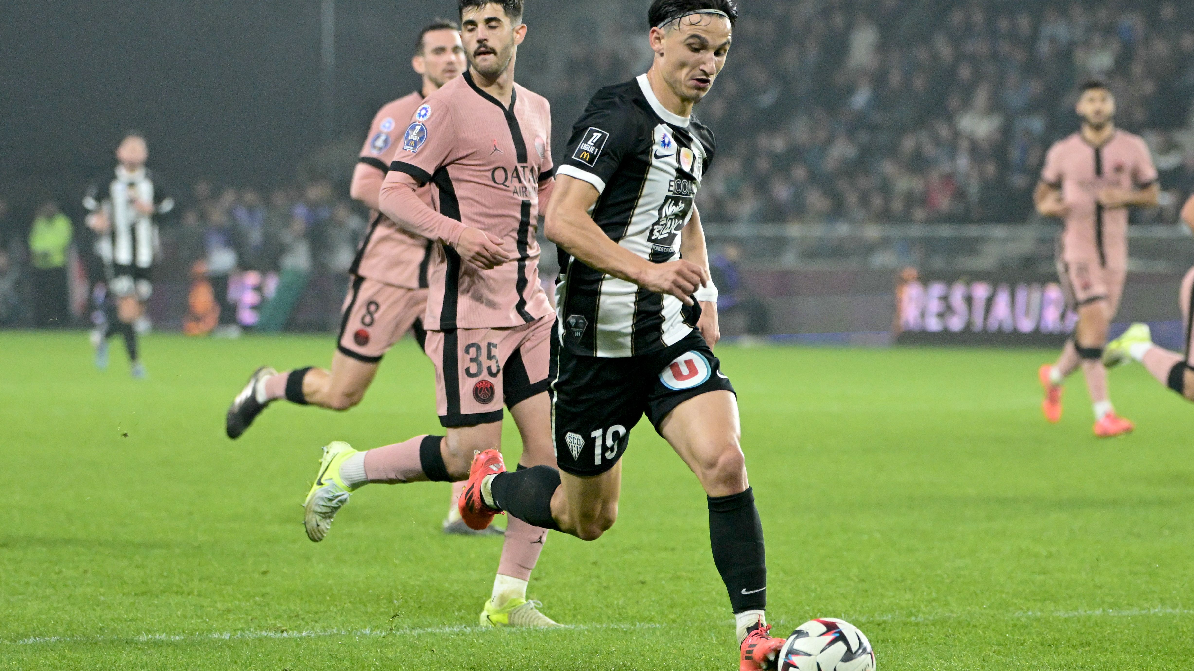 FBL-FRA-LIGUE1-ANGERS-PSG