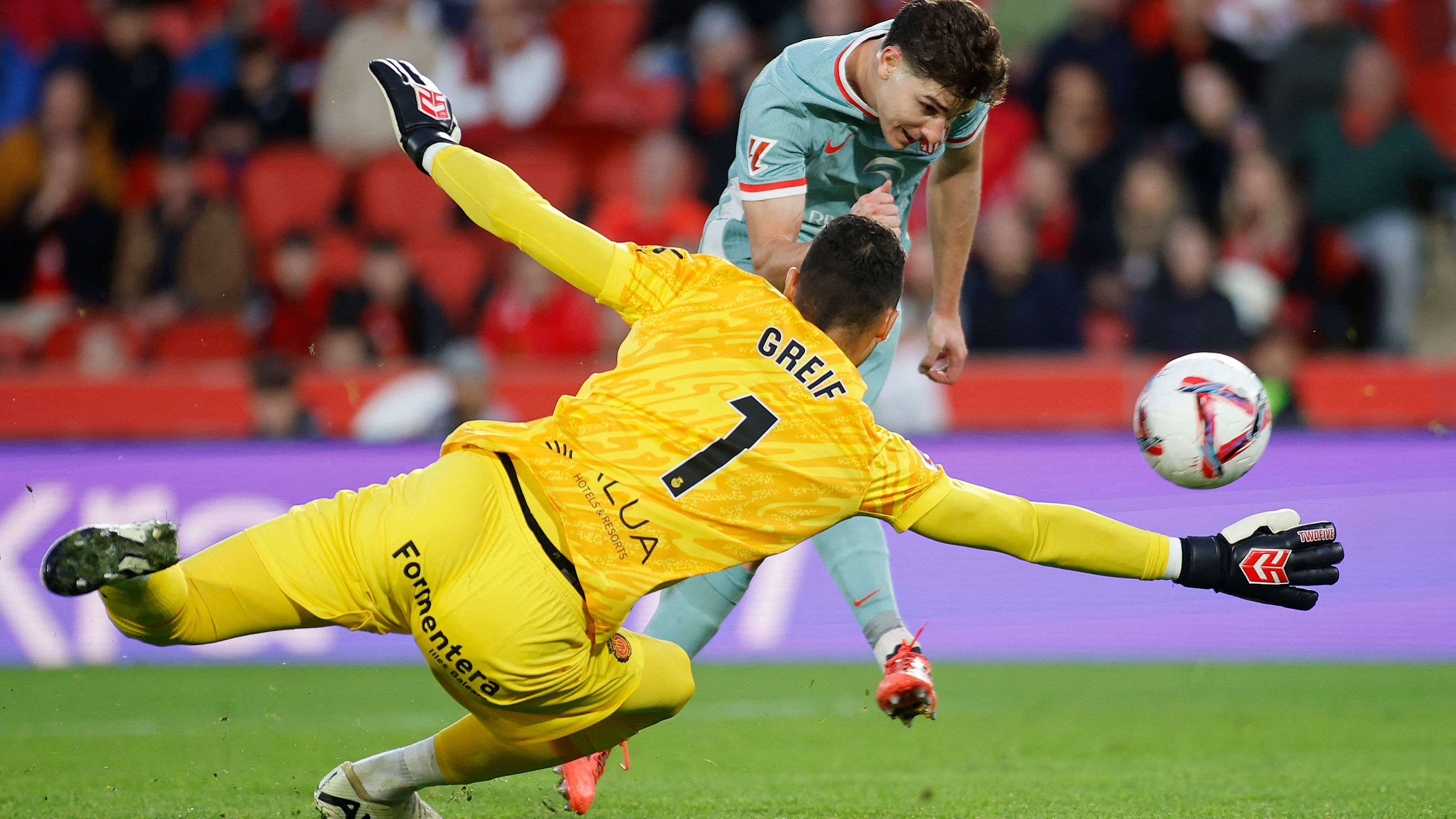 TOPSHOT-FBL-ESP-LIGA-MALLORCA-ATLETICO MADRID