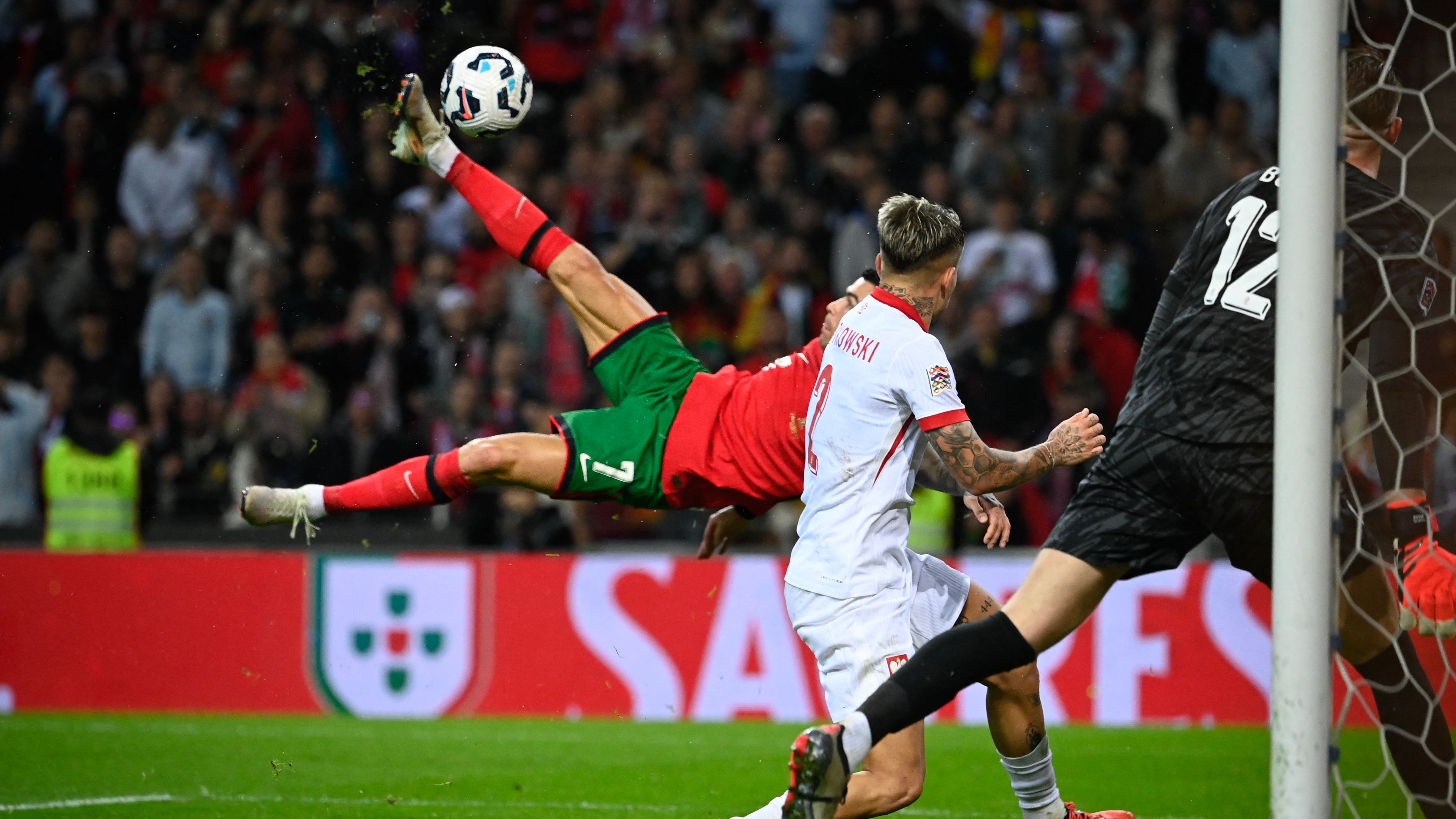 TOPSHOT-FBL-EUR-NATIONS-POR-POL