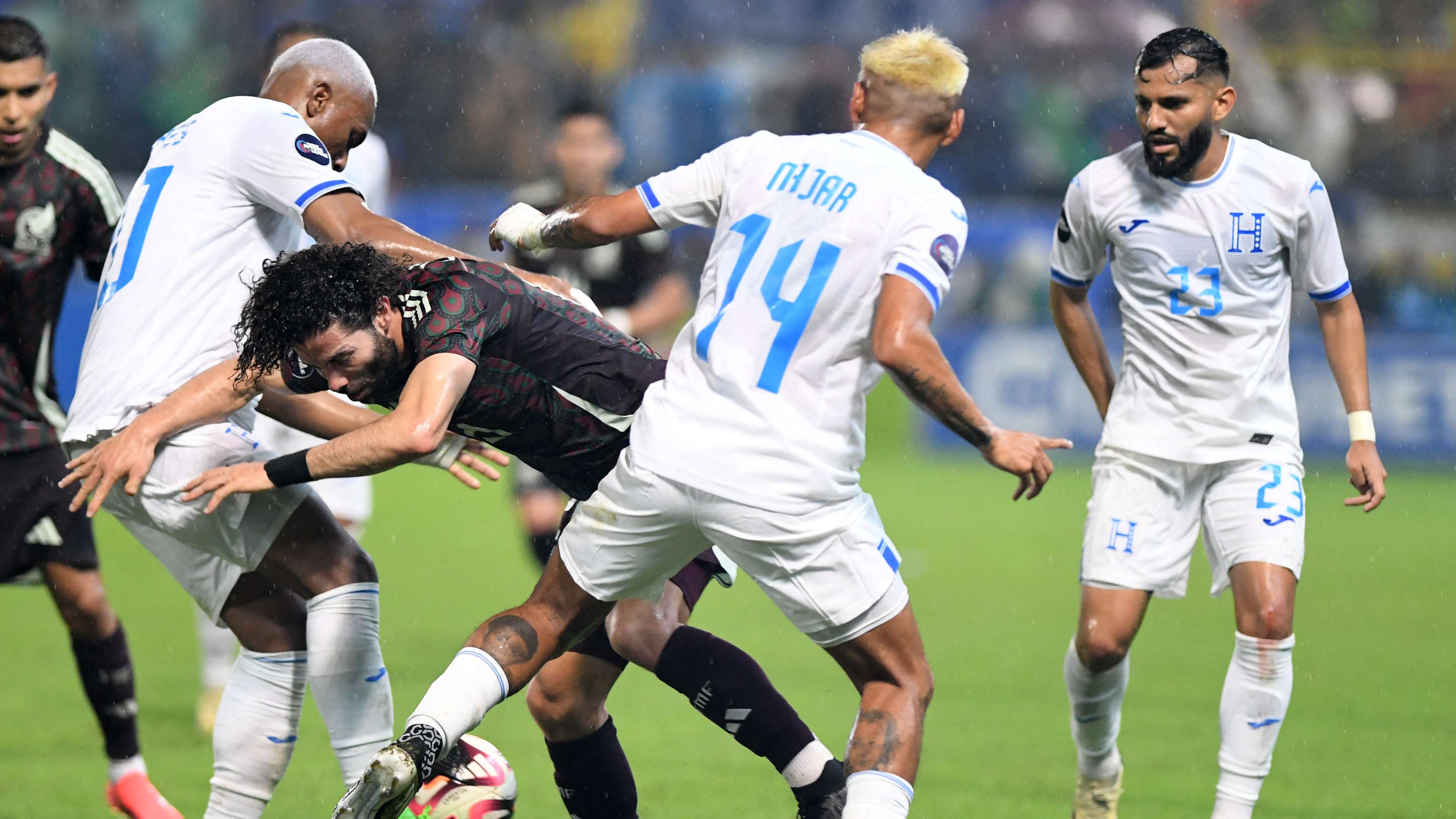 VIDEO: Mexico boss Javier Aguirre bloodied after being hit by object thrown by fans following disastrous defeat to Honduras | Goal.com US
