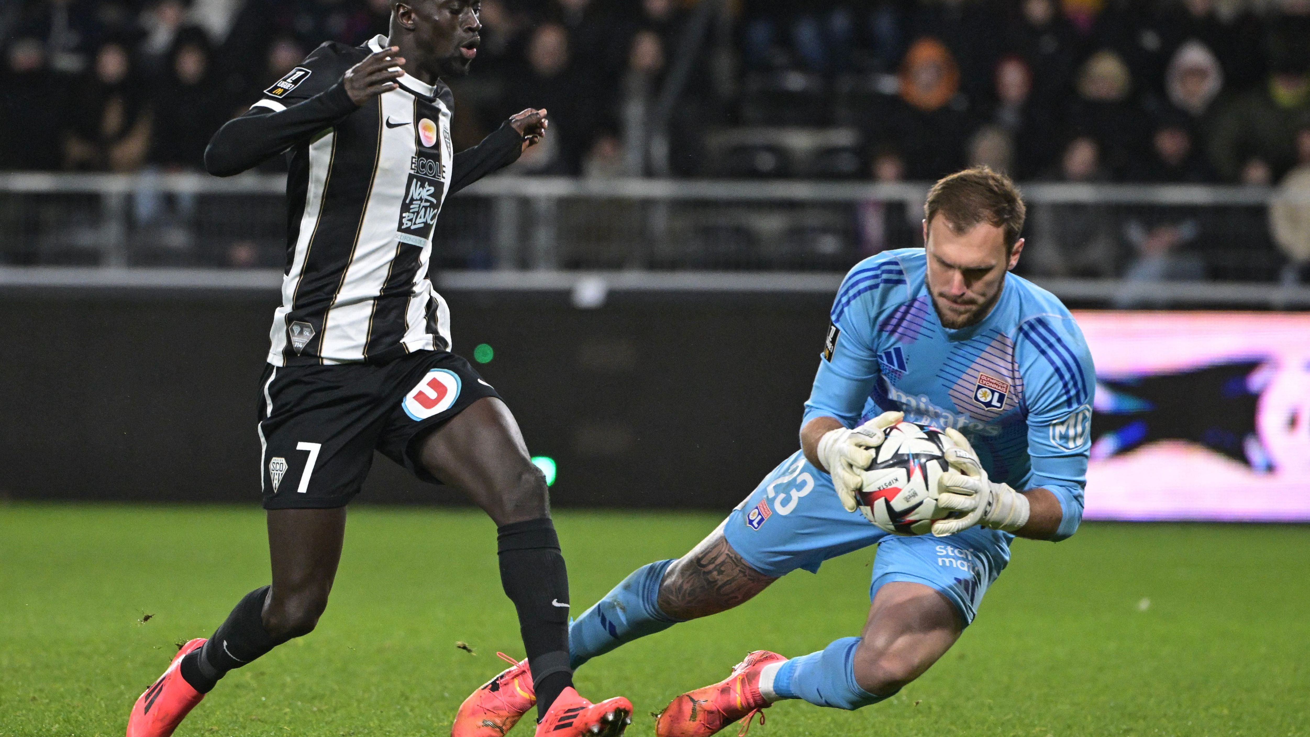 FBL-FRA-LIGUE1-ANGERS-LYON