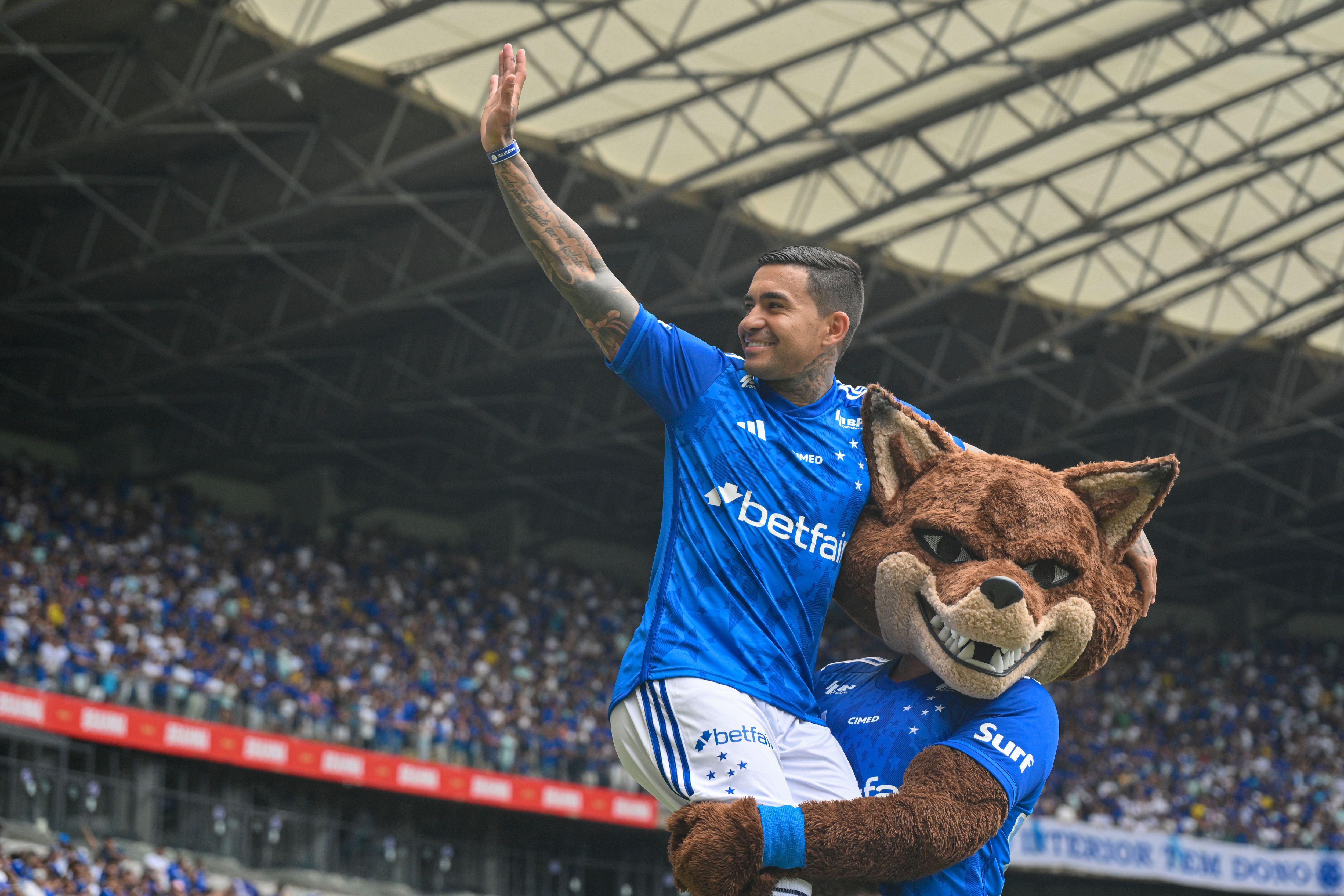 Cruzeiro Unveils New Players