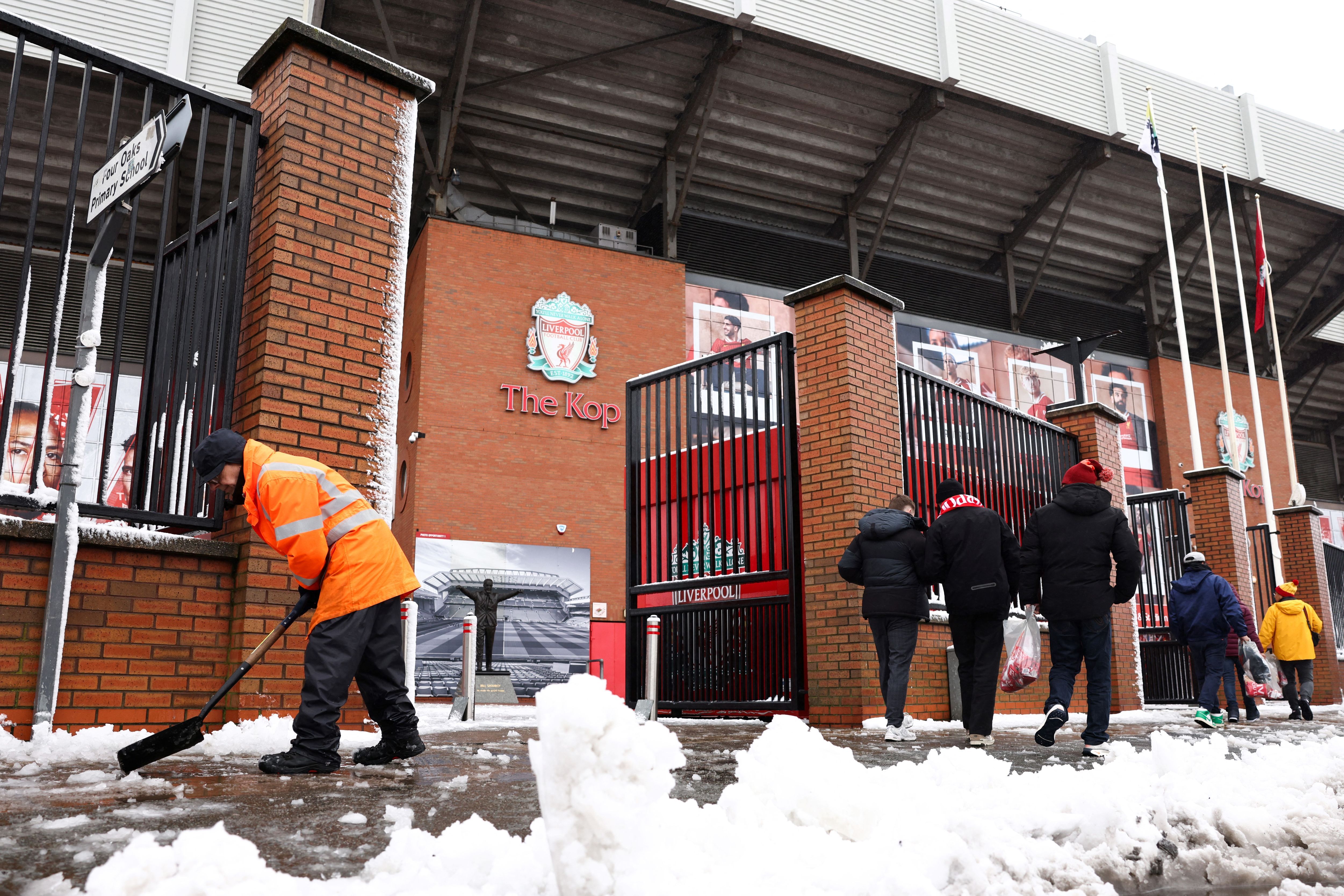 FBL-ENG-PR-LIVERPOOL-MAN UTD-SNOW-WEATHER-CLIMATE