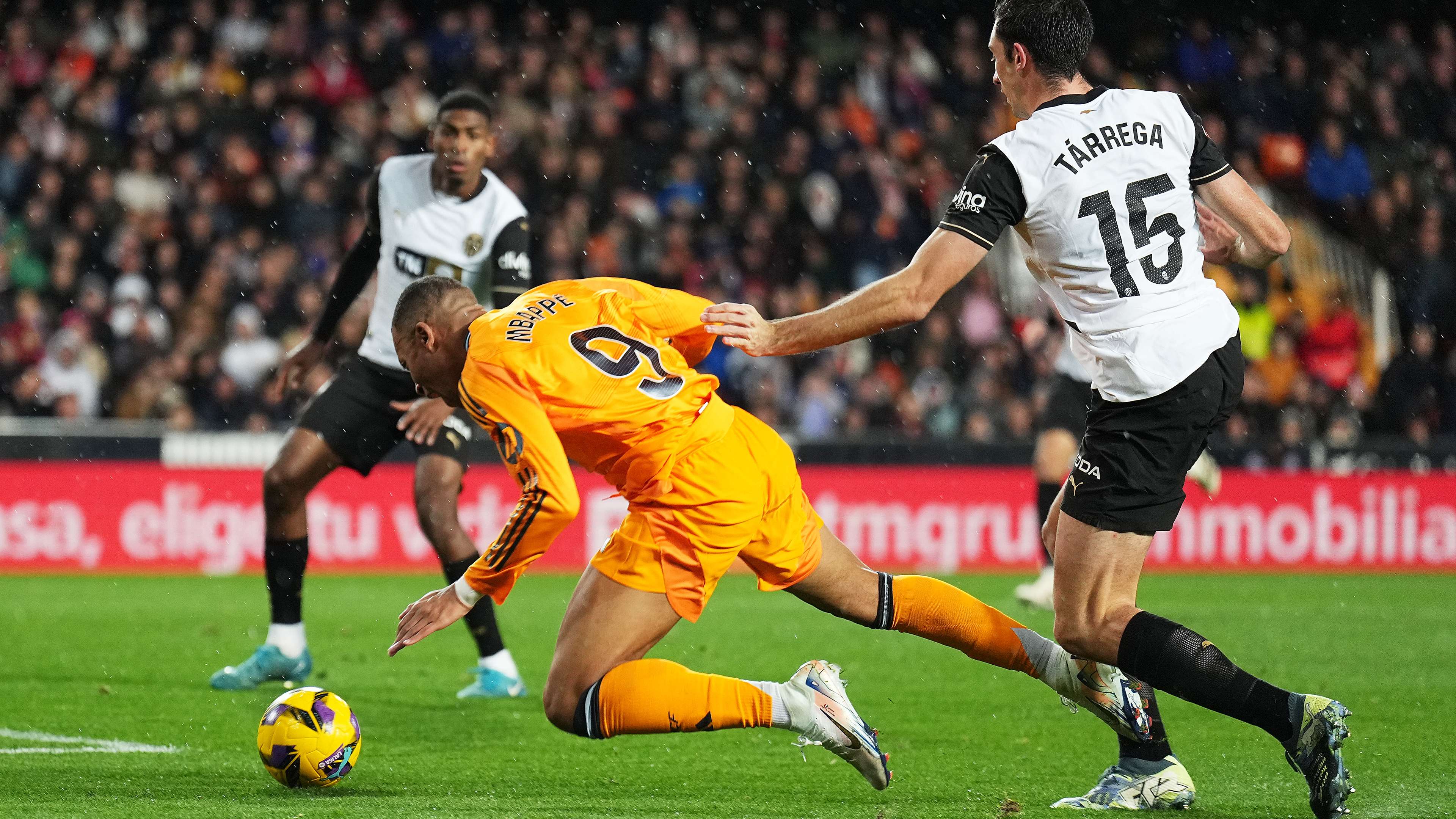 Valencia CF v Real Madrid CF - La Liga EA Sports