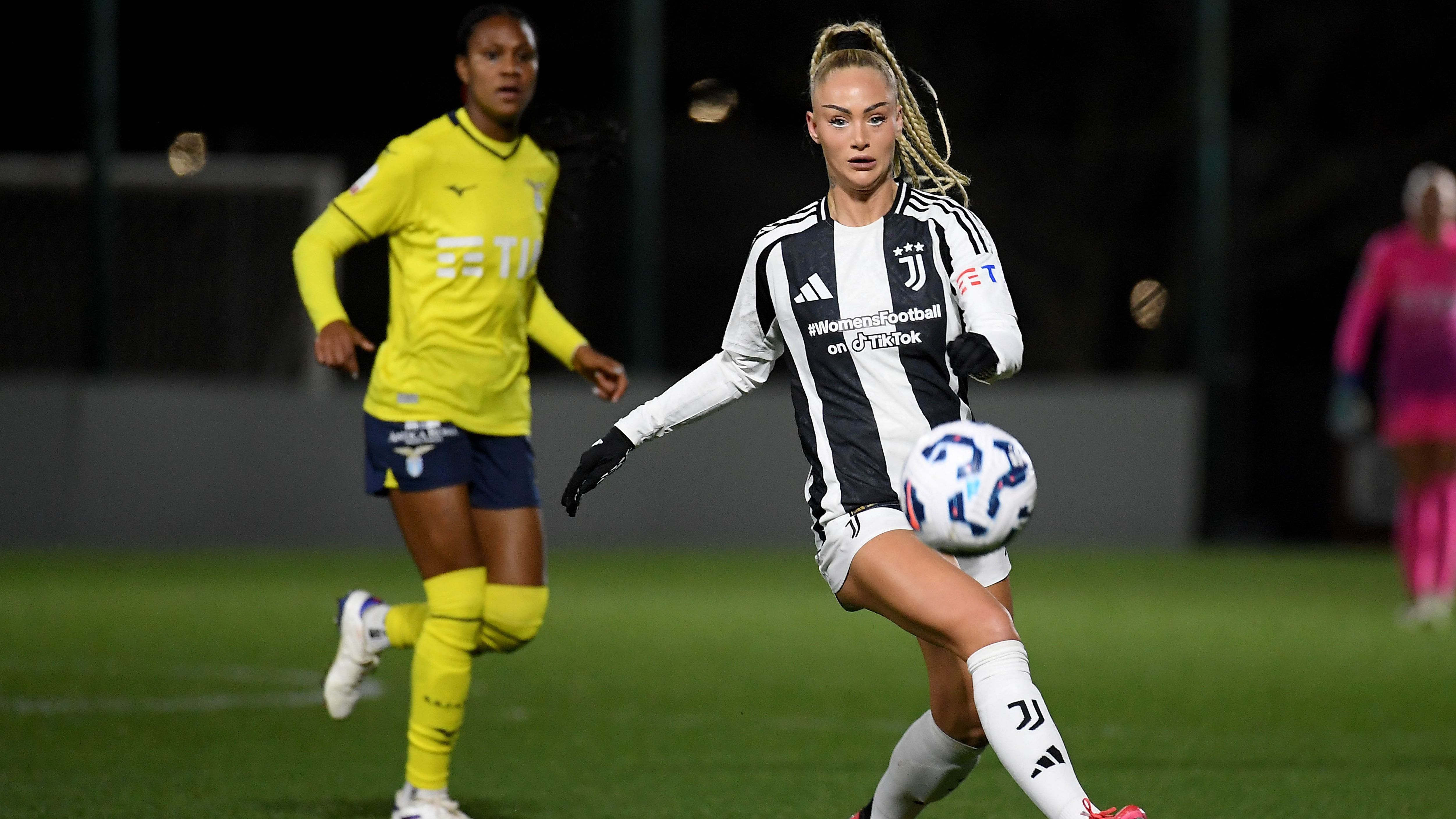 Gehalt von Alisha Lehmann: Wie viel Geld verdient die Starspielerin der  Schweiz? | Goal.com Deutschland