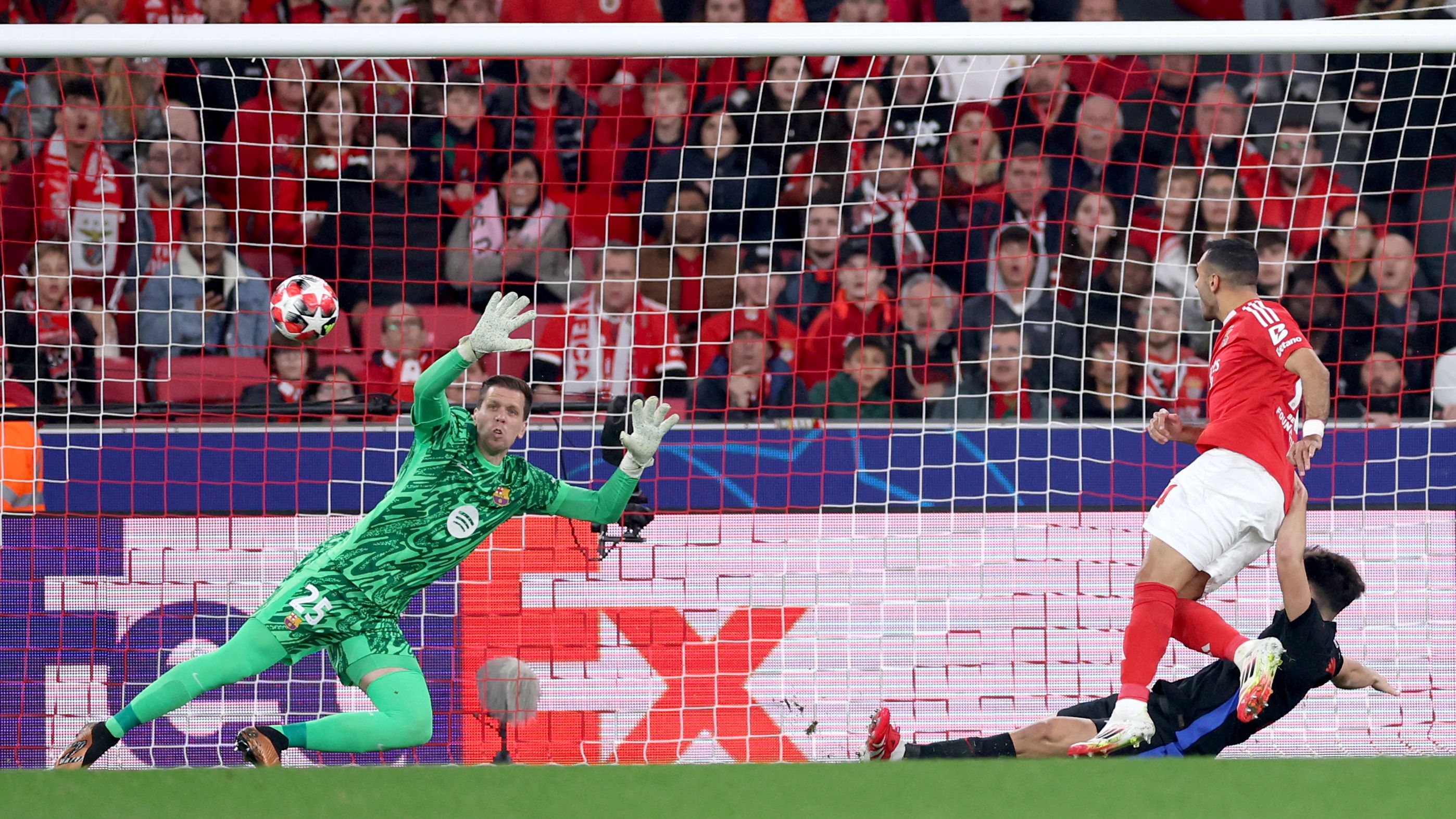 TOPSHOT-FBL-EUR-C1-BENFICA-BARCELONA