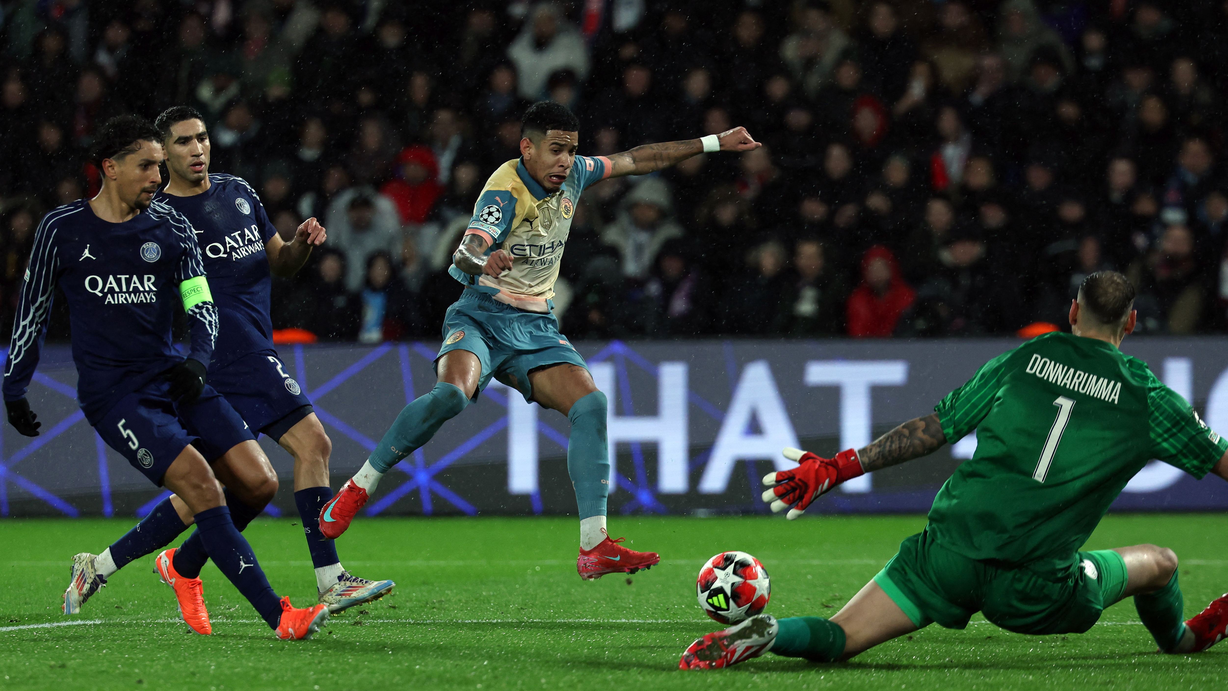 TOPSHOT-FBL-EUR-C1-PSG-MAN CITY