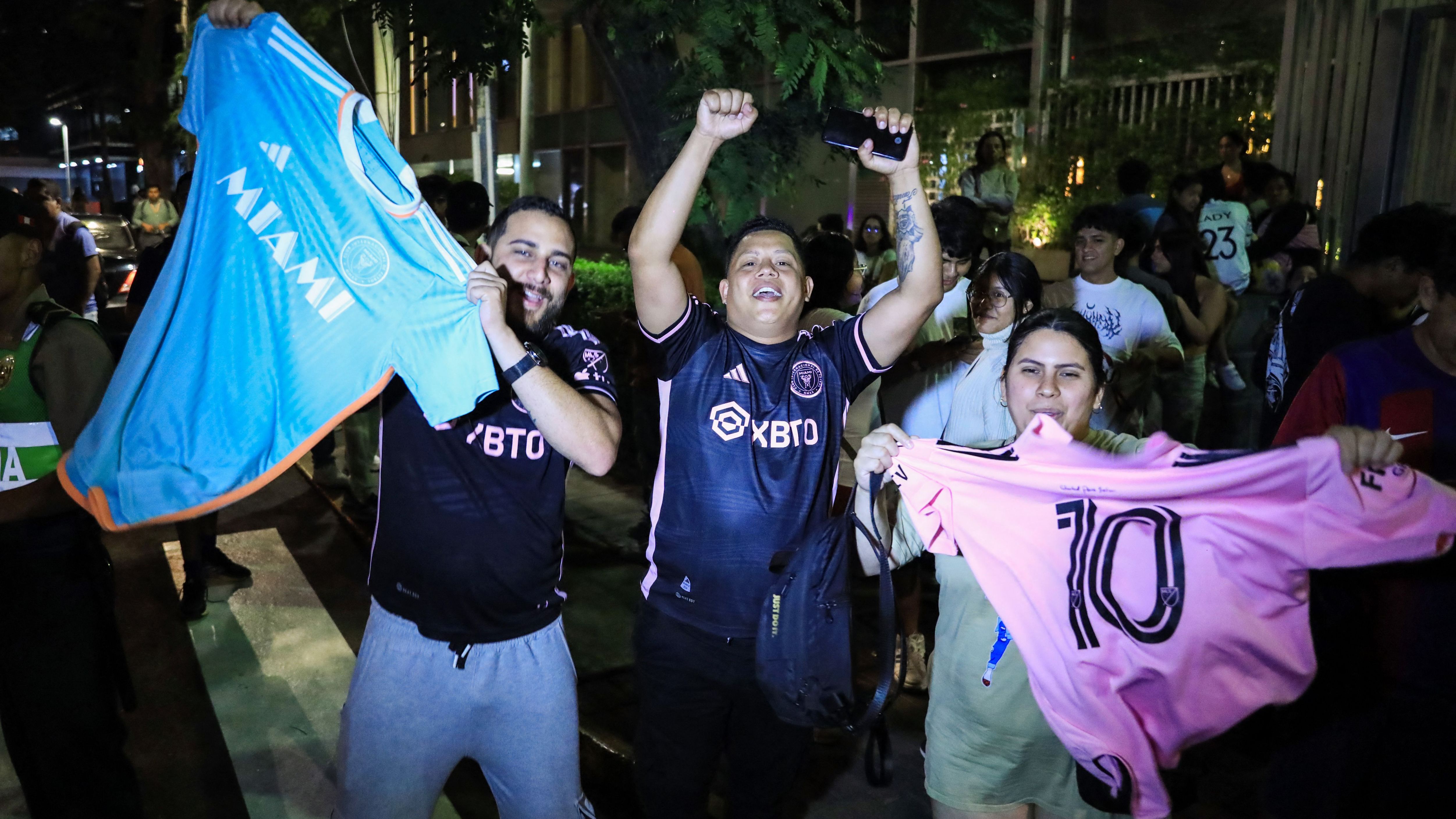 FBL-PER-MIAMI-MESSI-FANS