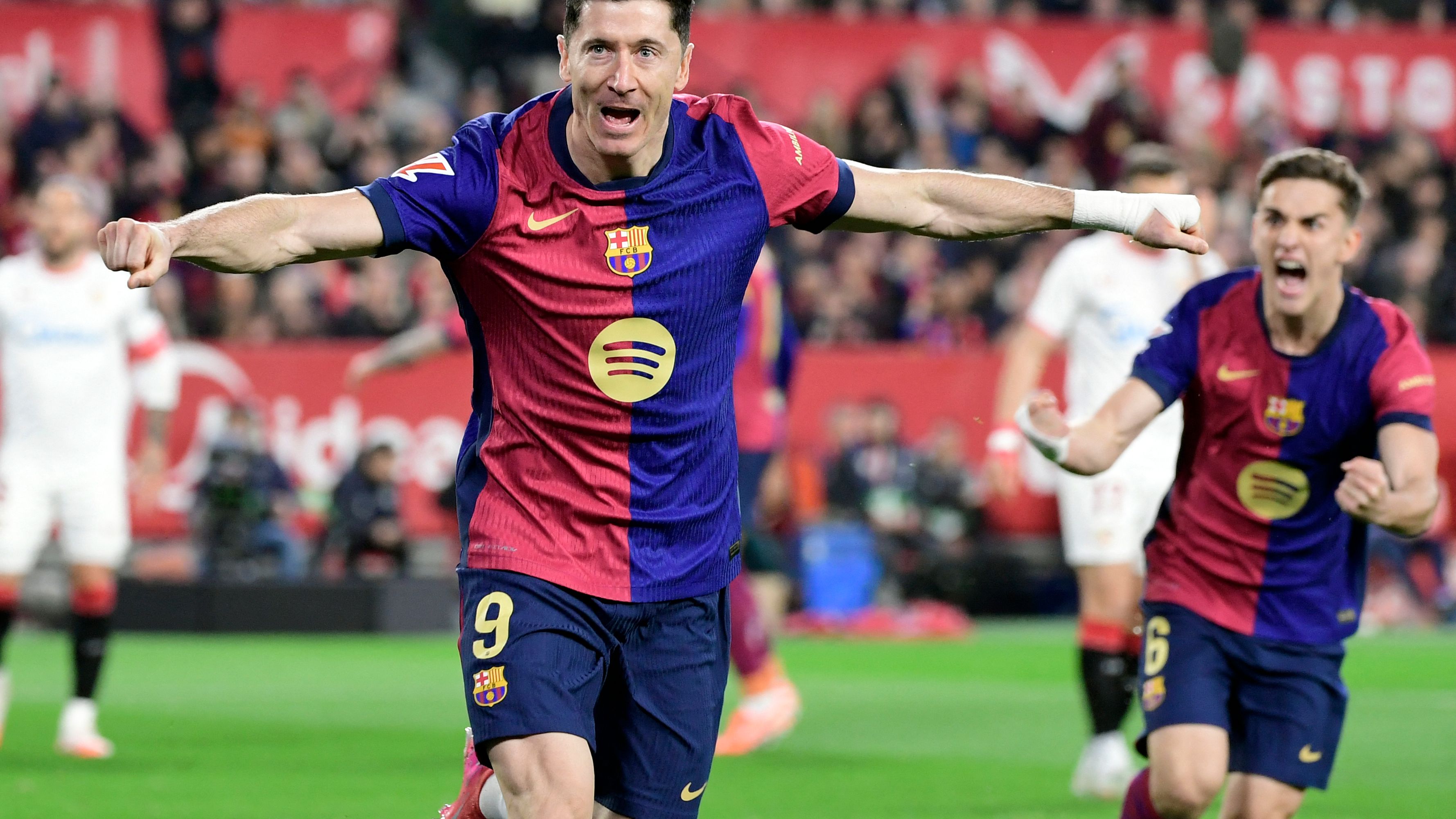 TOPSHOT-FBL-ESP-LIGA-SEVILLA-BARCELONA