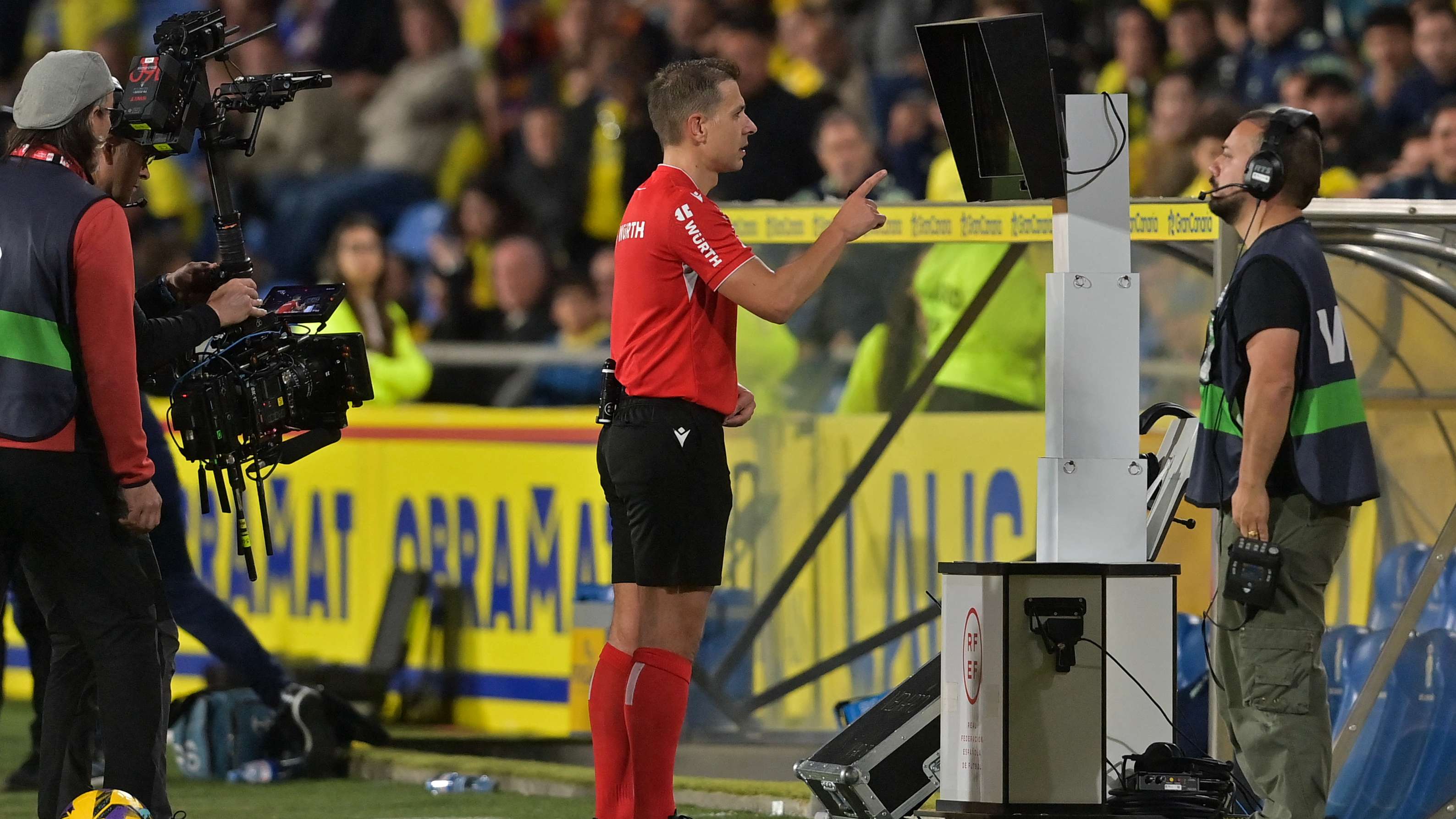 FBL-ESP-LIGA-LAS PALMAS-BARCELONA