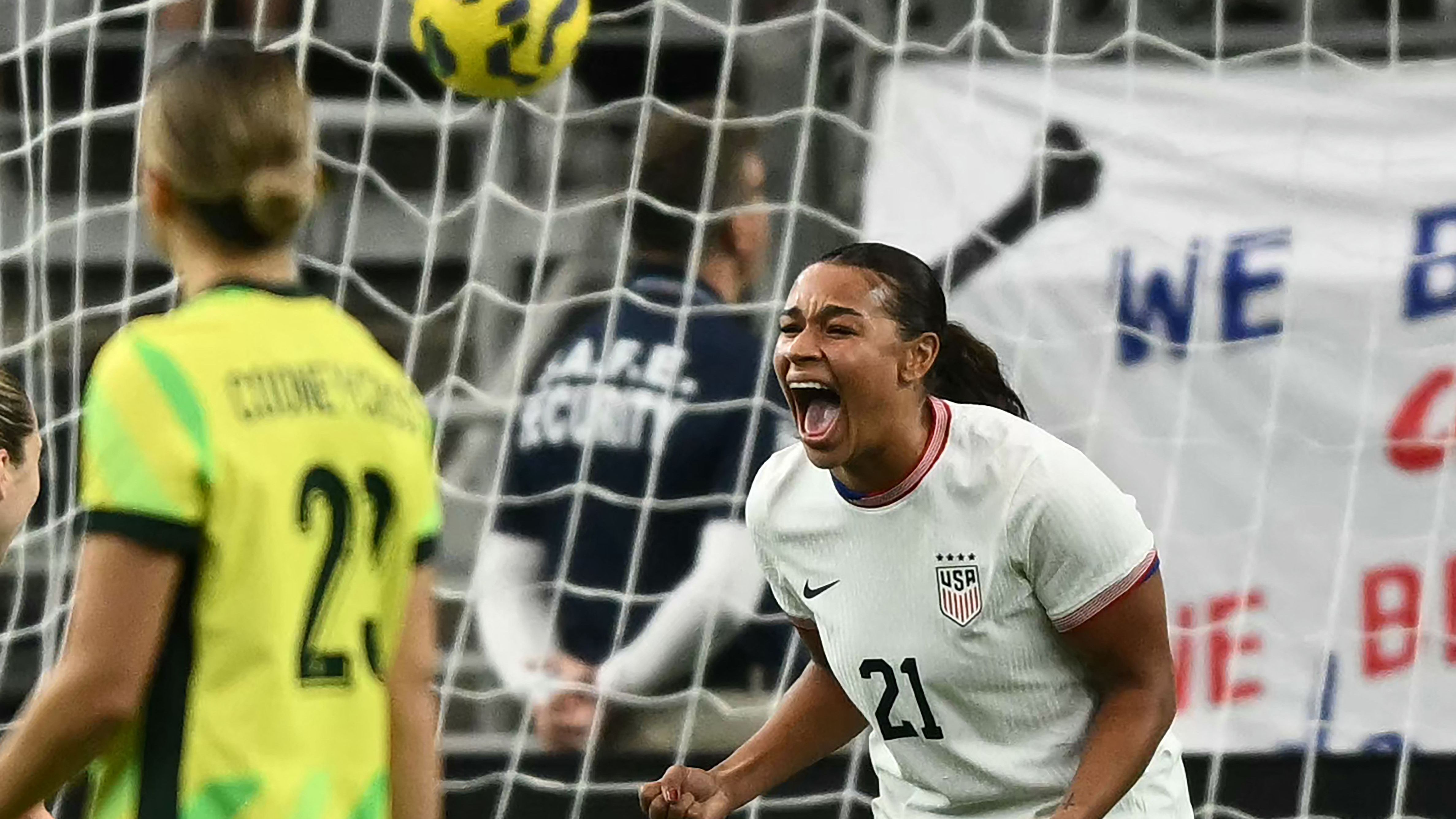 TOPSHOT-FBL-WOMEN-SHEBELIEVES-USA-AUS