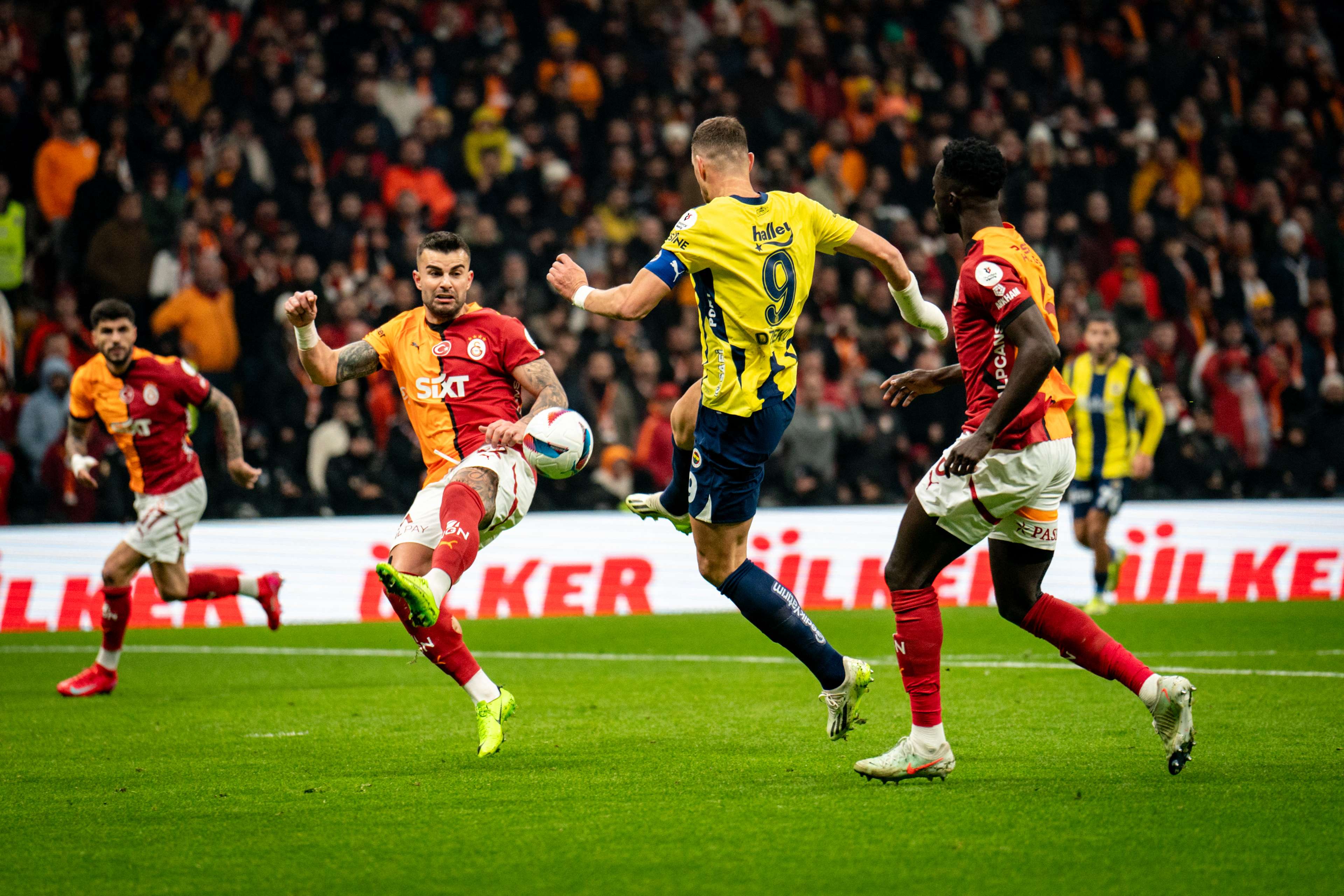 Galatasaray-Fenerbahce-Super-Lig-Turkey