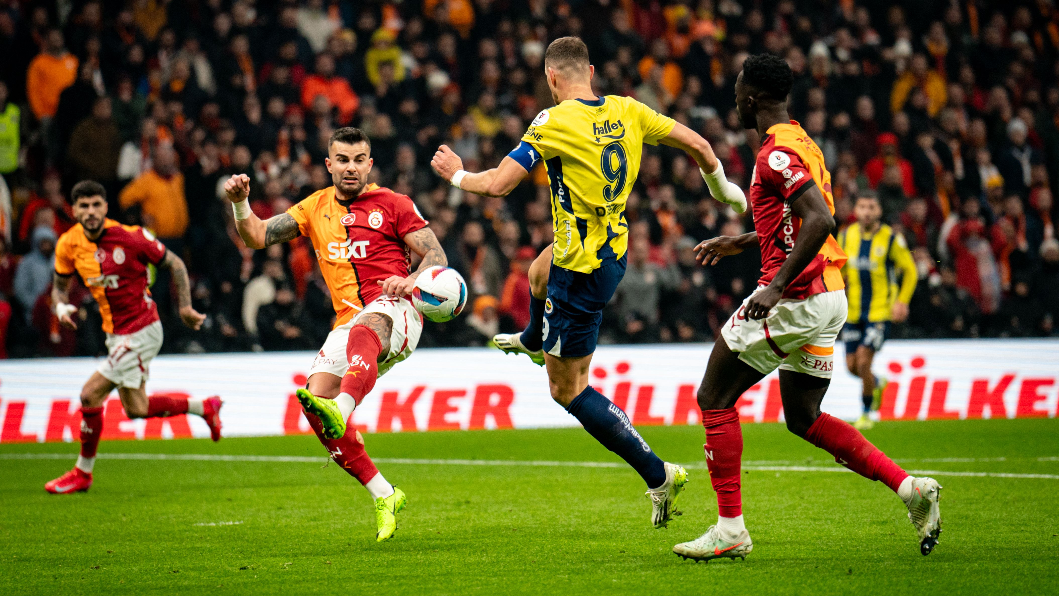 Galatasaray-Fenerbahce-Super-Lig-Turkey