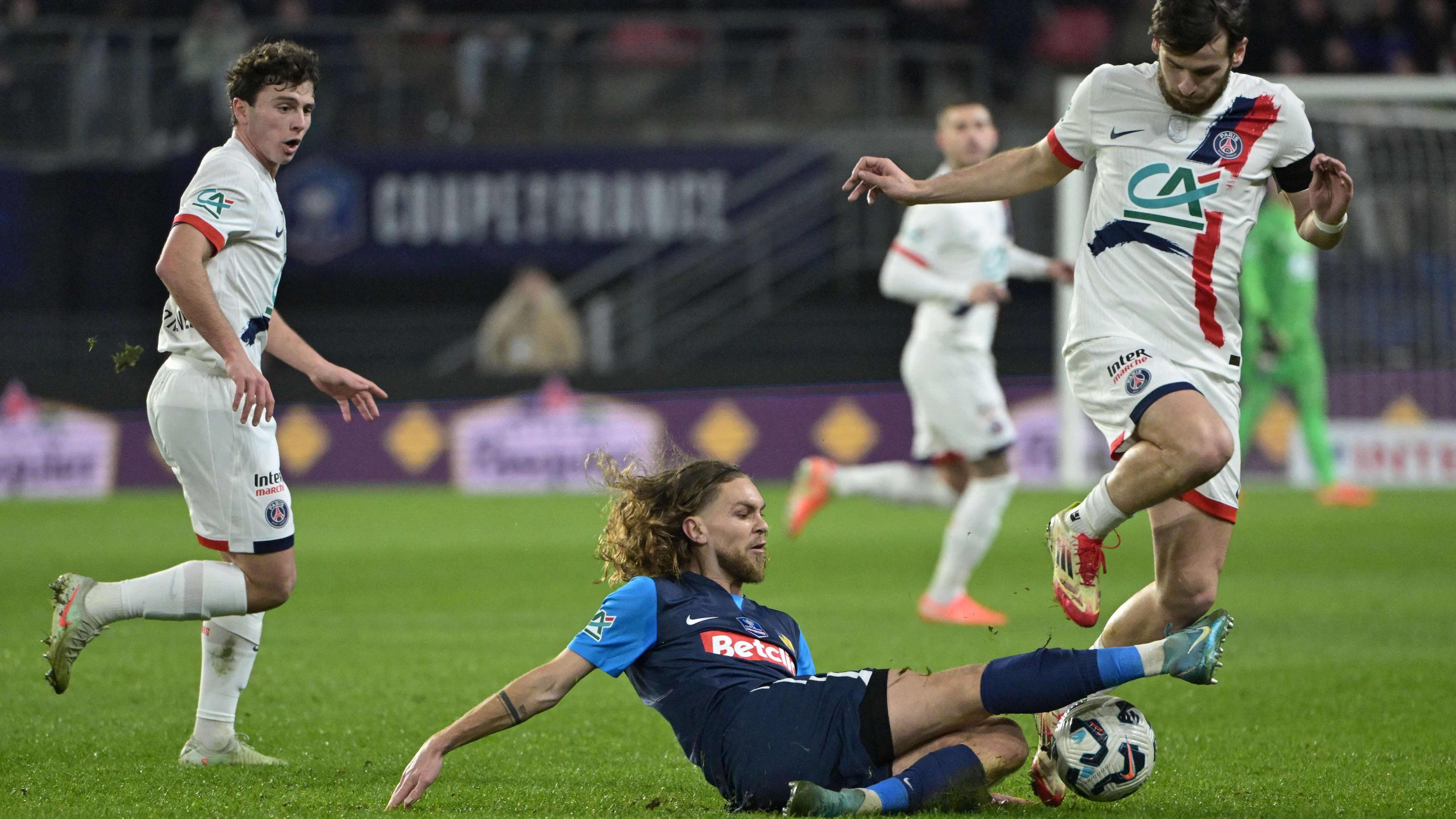 TOPSHOT-FBL-FRA-CUP-STADE BRIOCHIN-PSG