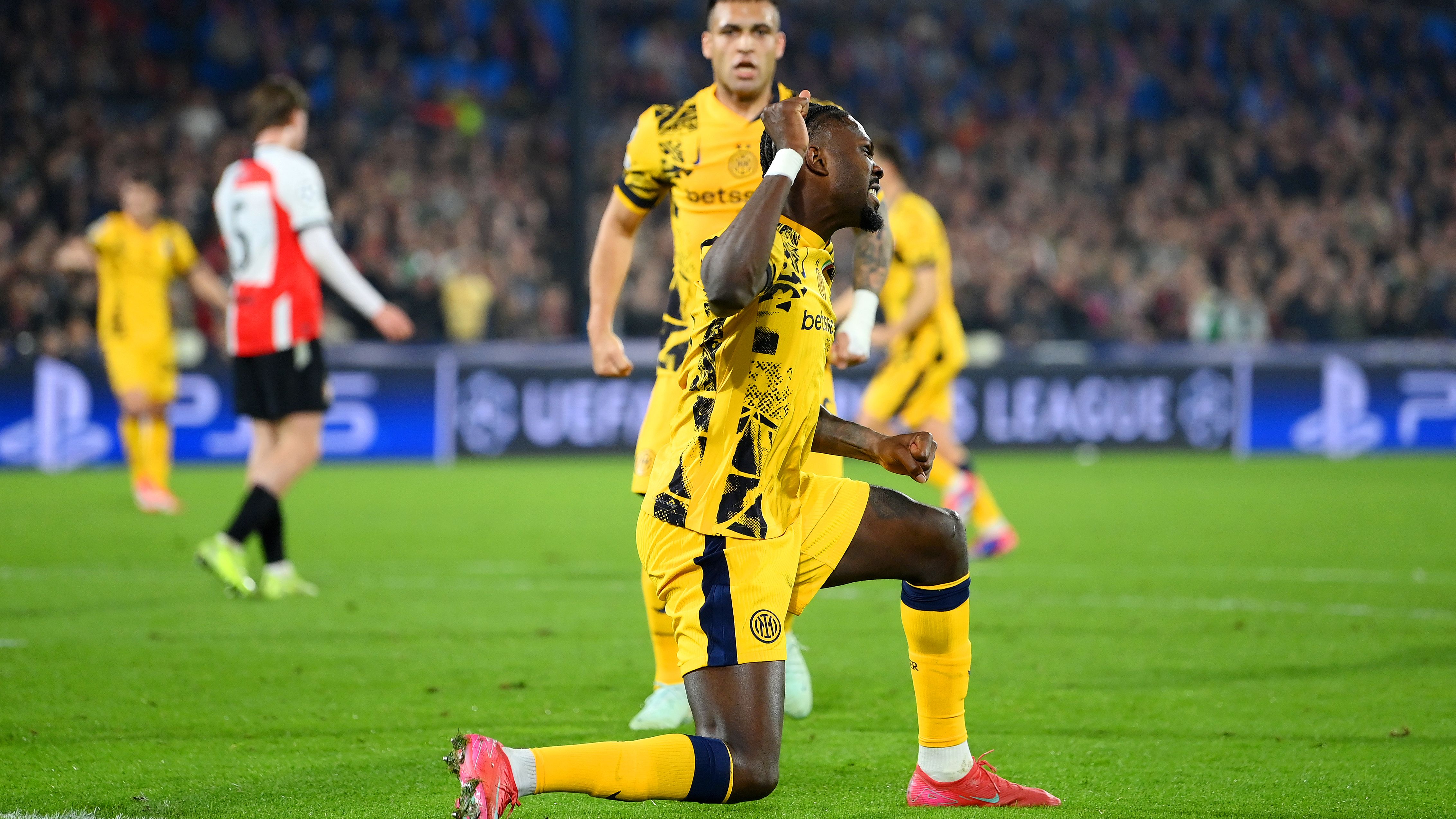 Feyenoord v FC Internazionale Milano - UEFA Champions League 2024/25 Round of 16 First Leg