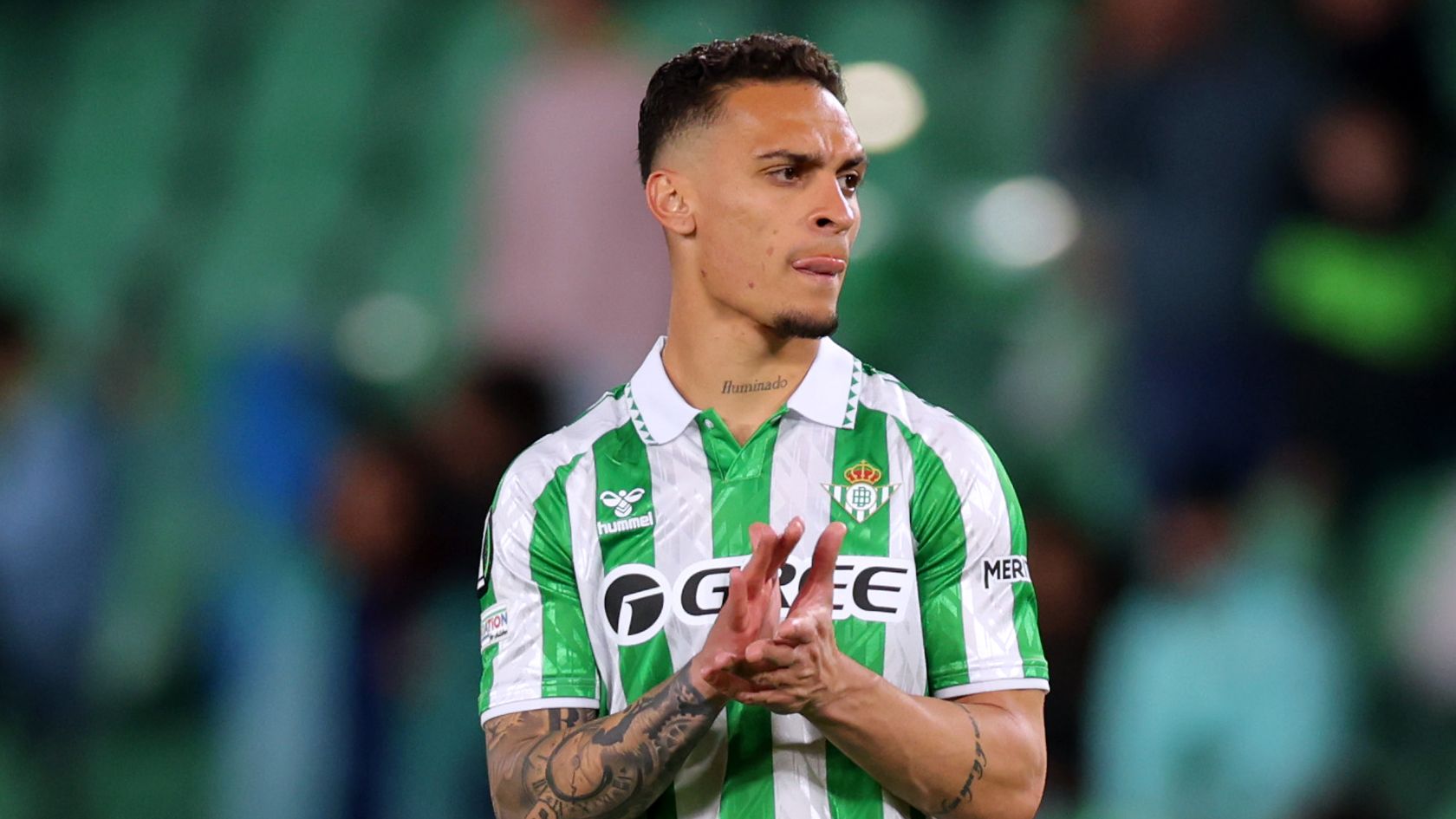 Antony's not happy! Man Utd loanee complains about the pitch ahead of Real Betis' clash with Chelsea in Conference League final | Goal.com UK
