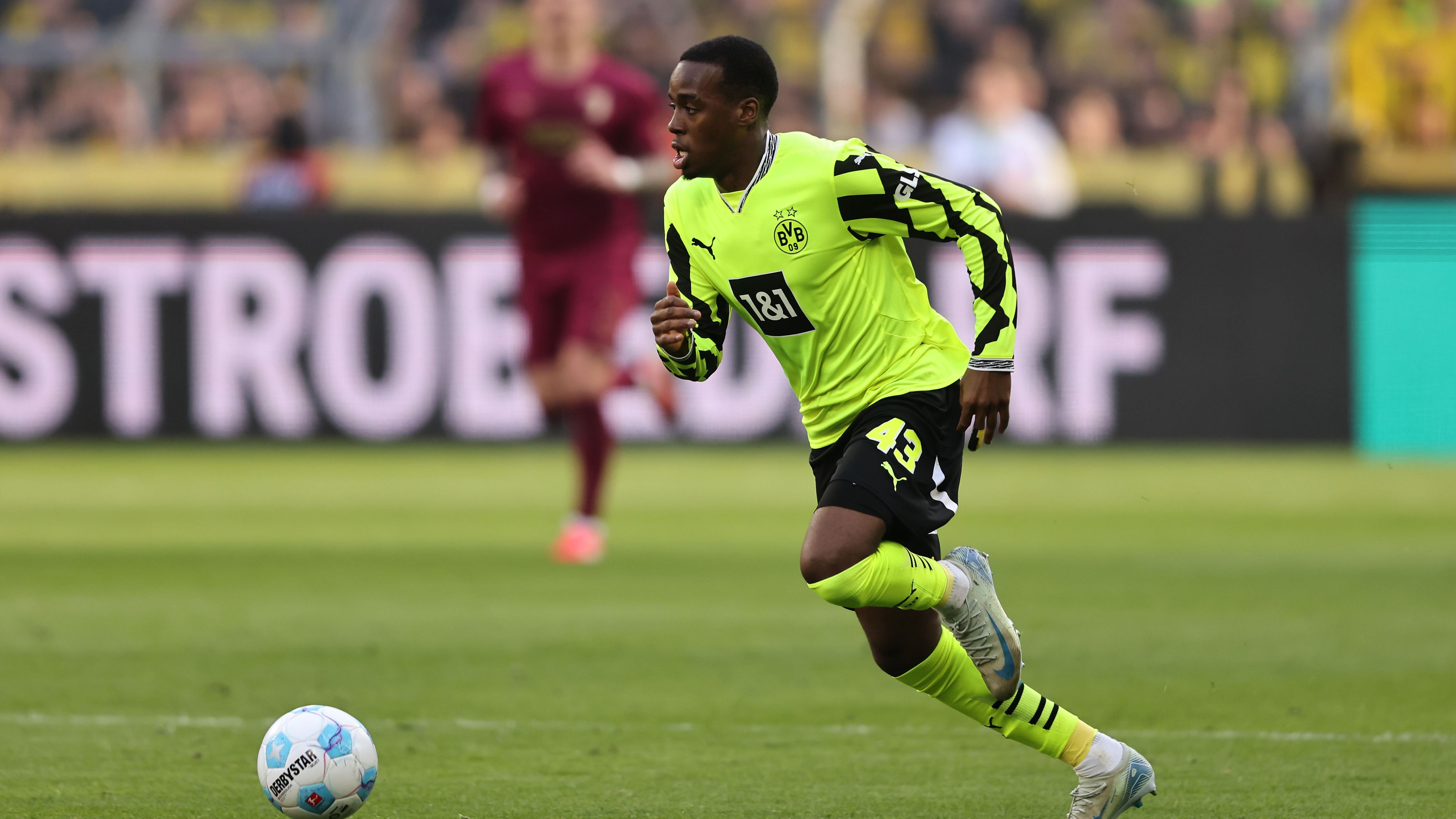 Borussia Dortmund v FC Augsburg - Bundesliga