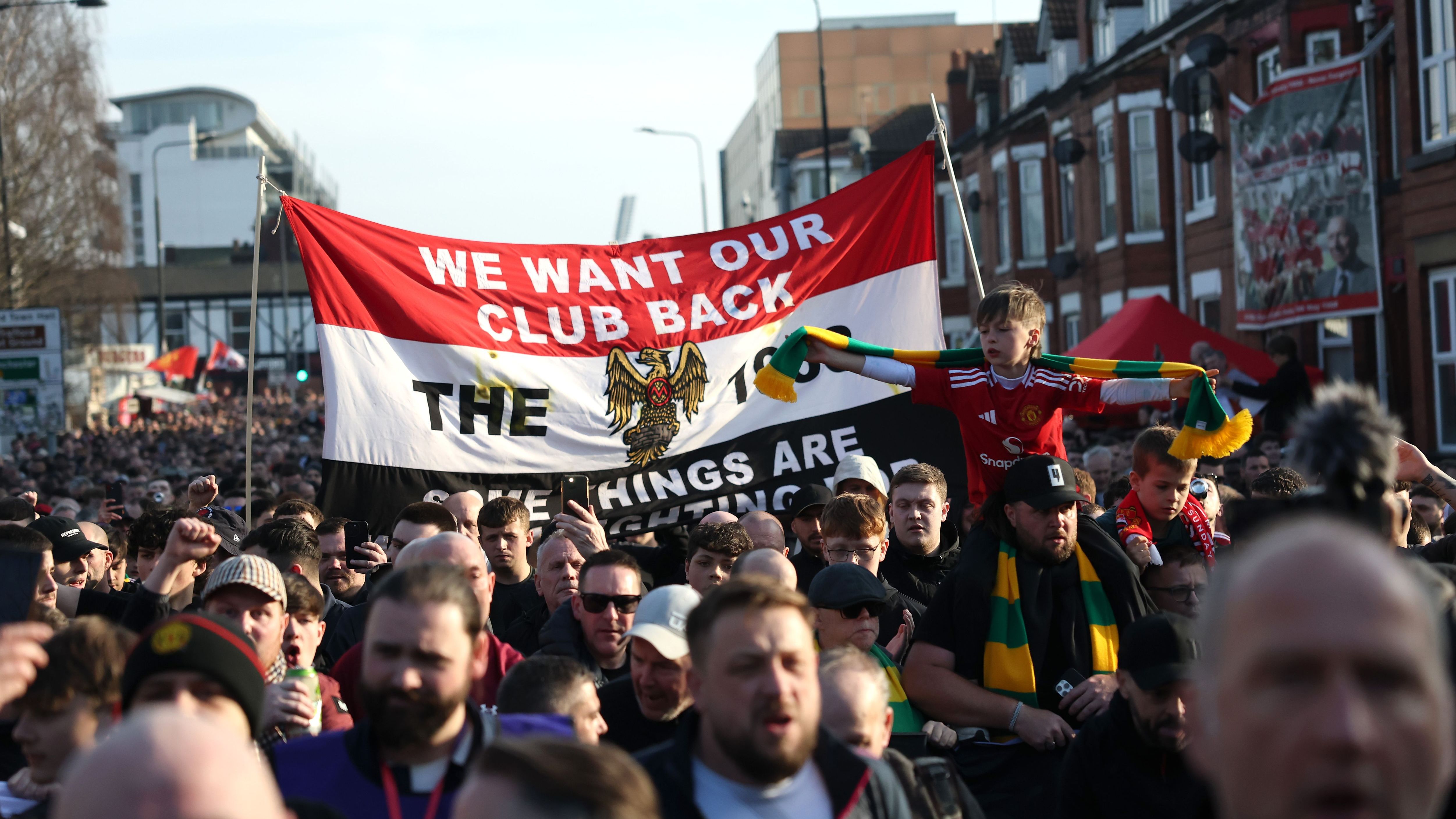 'Just like the Glazers!' - Man Utd faithful tear into Sir Jim Ratcliffe & INEOS at mass protest as thousands of fans wear black to symbolise how the club is 'slowly dying' | Goal.com UK