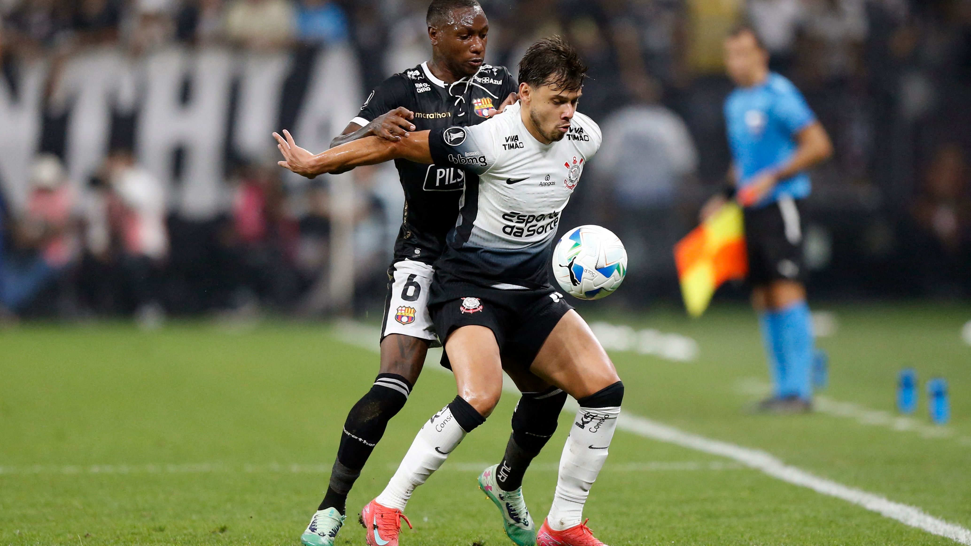 FBL-LIBERTADORES-CORINTHIANS-BARCELONA