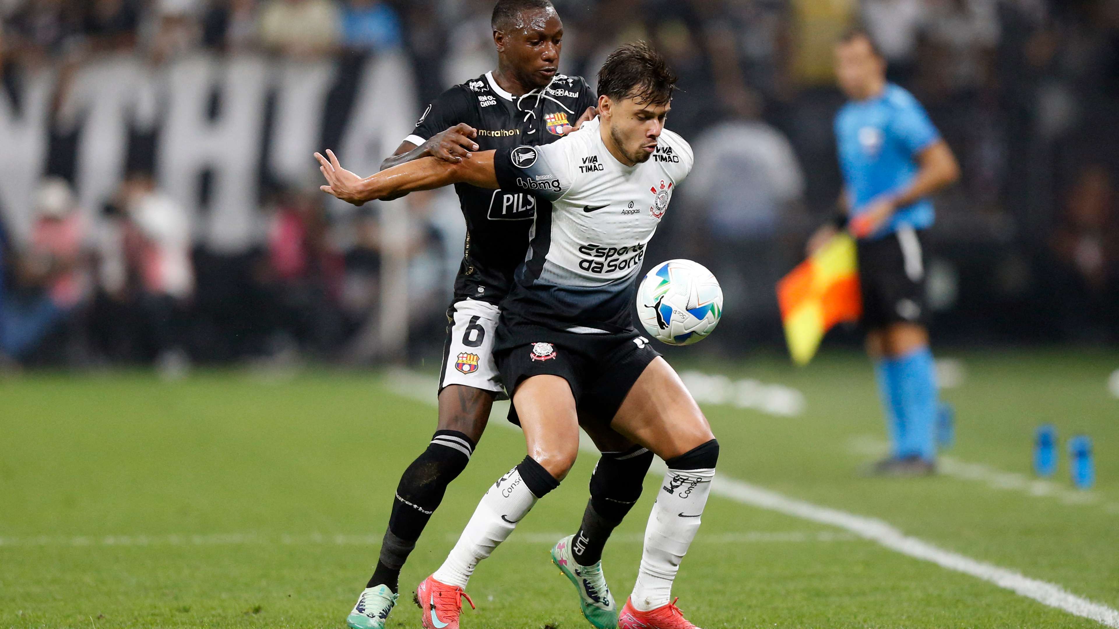 FBL-LIBERTADORES-CORINTHIANS-BARCELONA