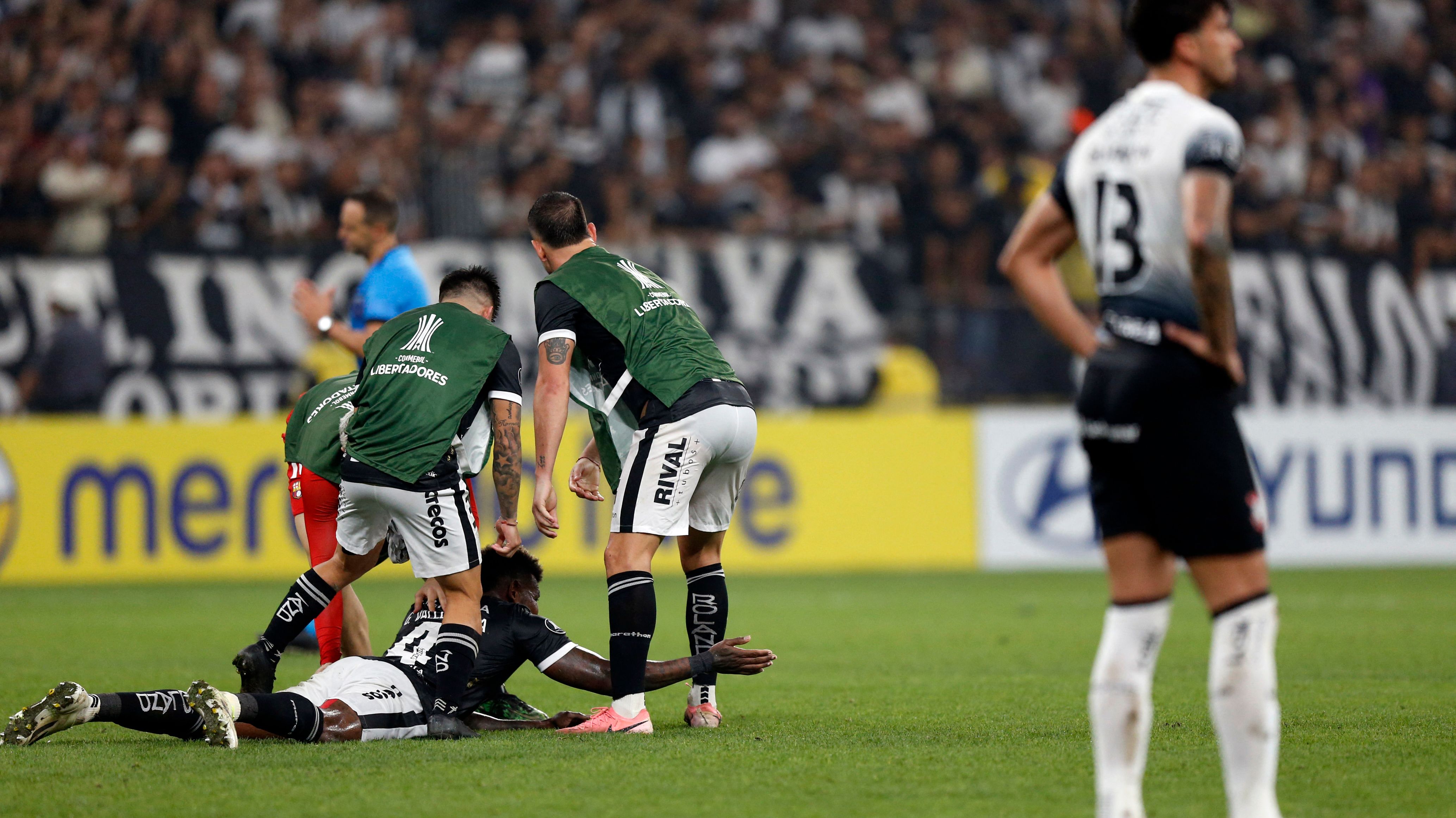 FBL-LIBERTADORES-CORINTHIANS-BARCELONA