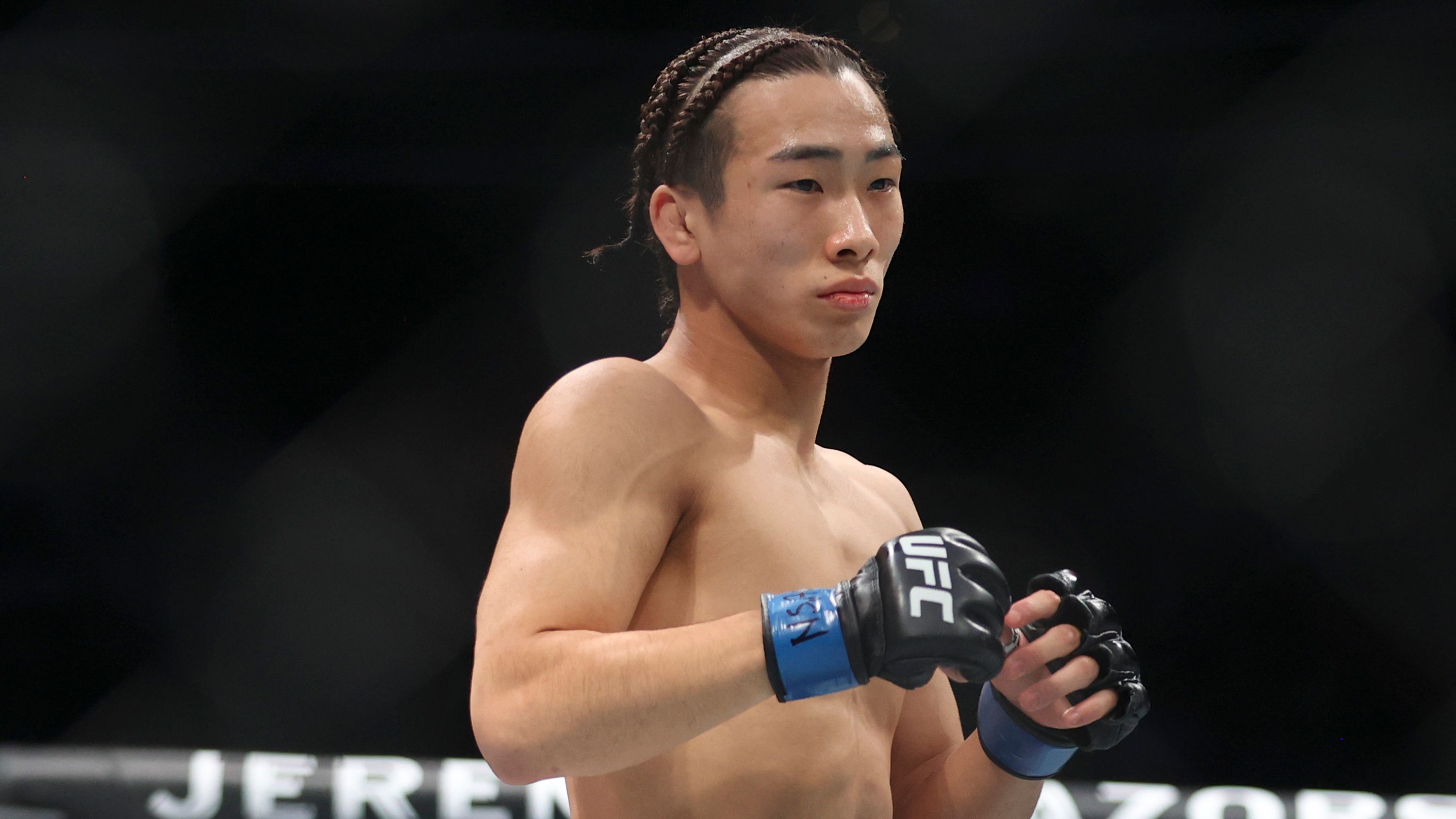 鶴屋怜サイン入りUFCグローブ hqdefault.jpg