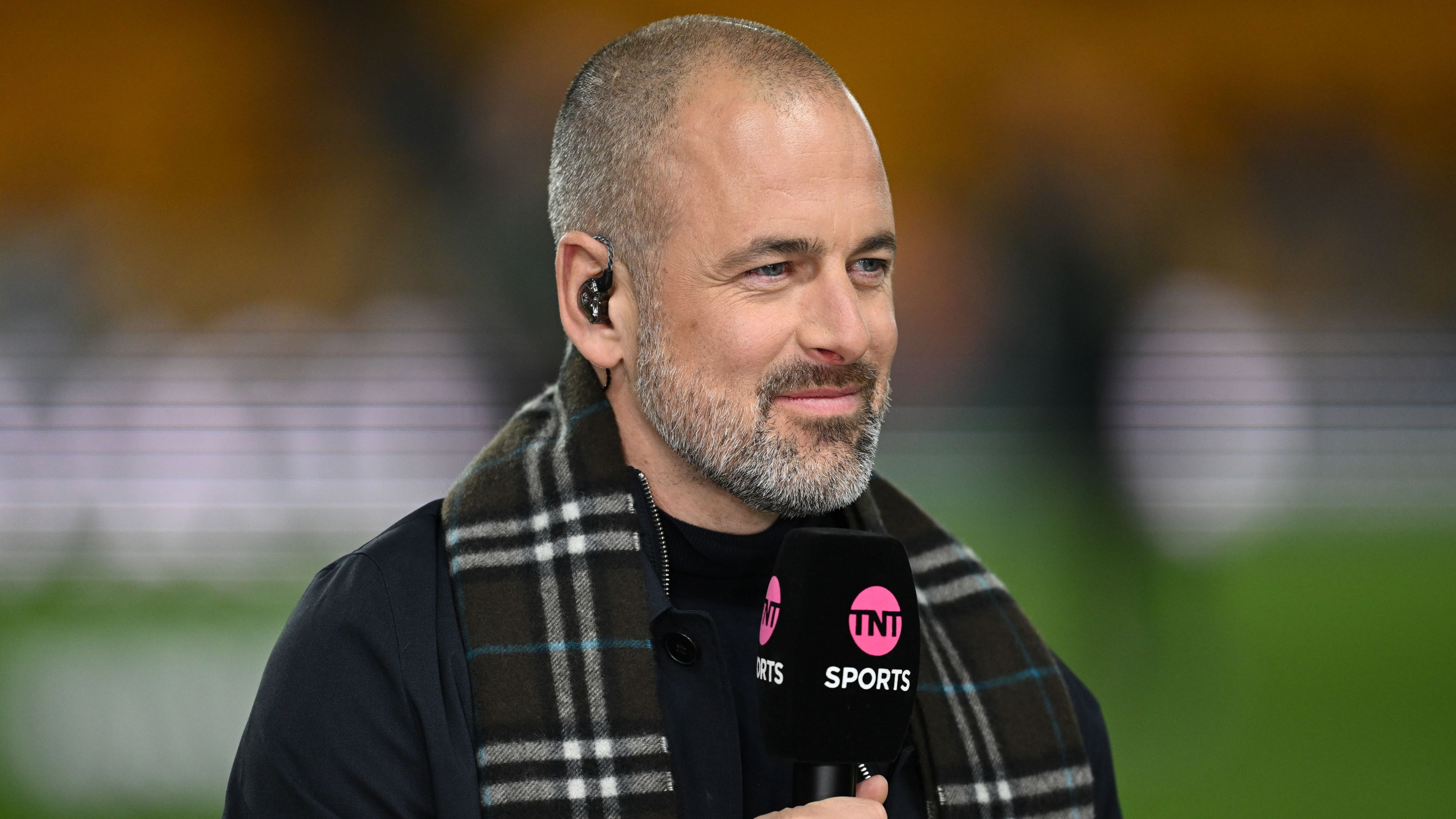 VIDEO: Joe Cole sends cup of tea flying while celebrating Chelsea goal in Conference League final win over Real Betis | Goal.com UK