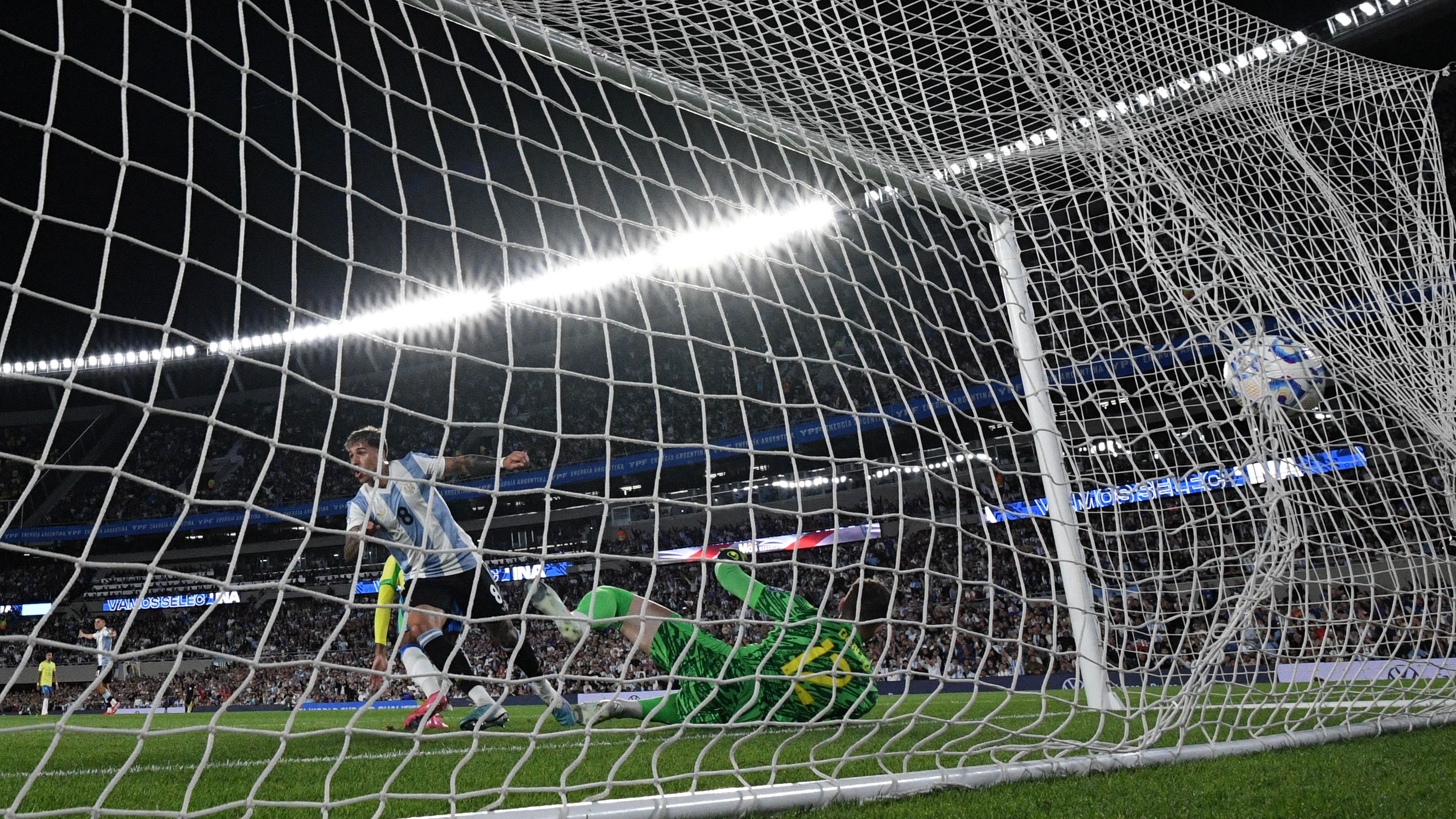 VIDÉO - Le but magistral de l'Argentine après 33 passes face au Brésil