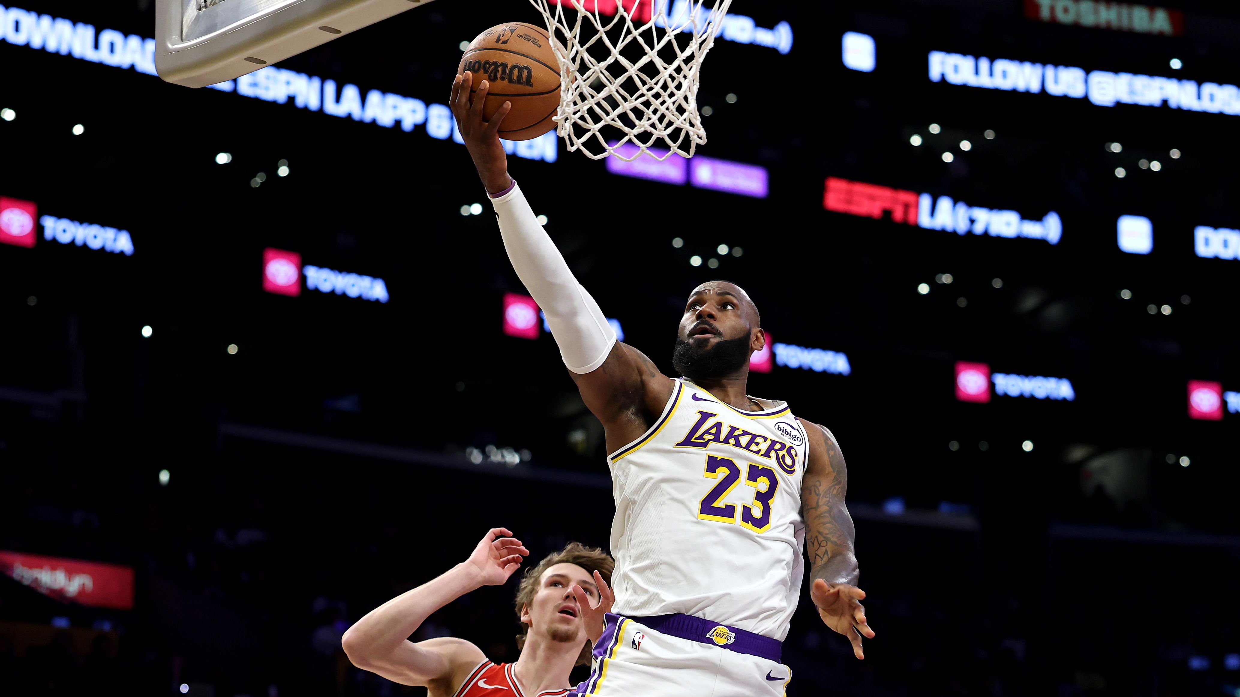 Chicago Bulls v Los Angeles Lakers