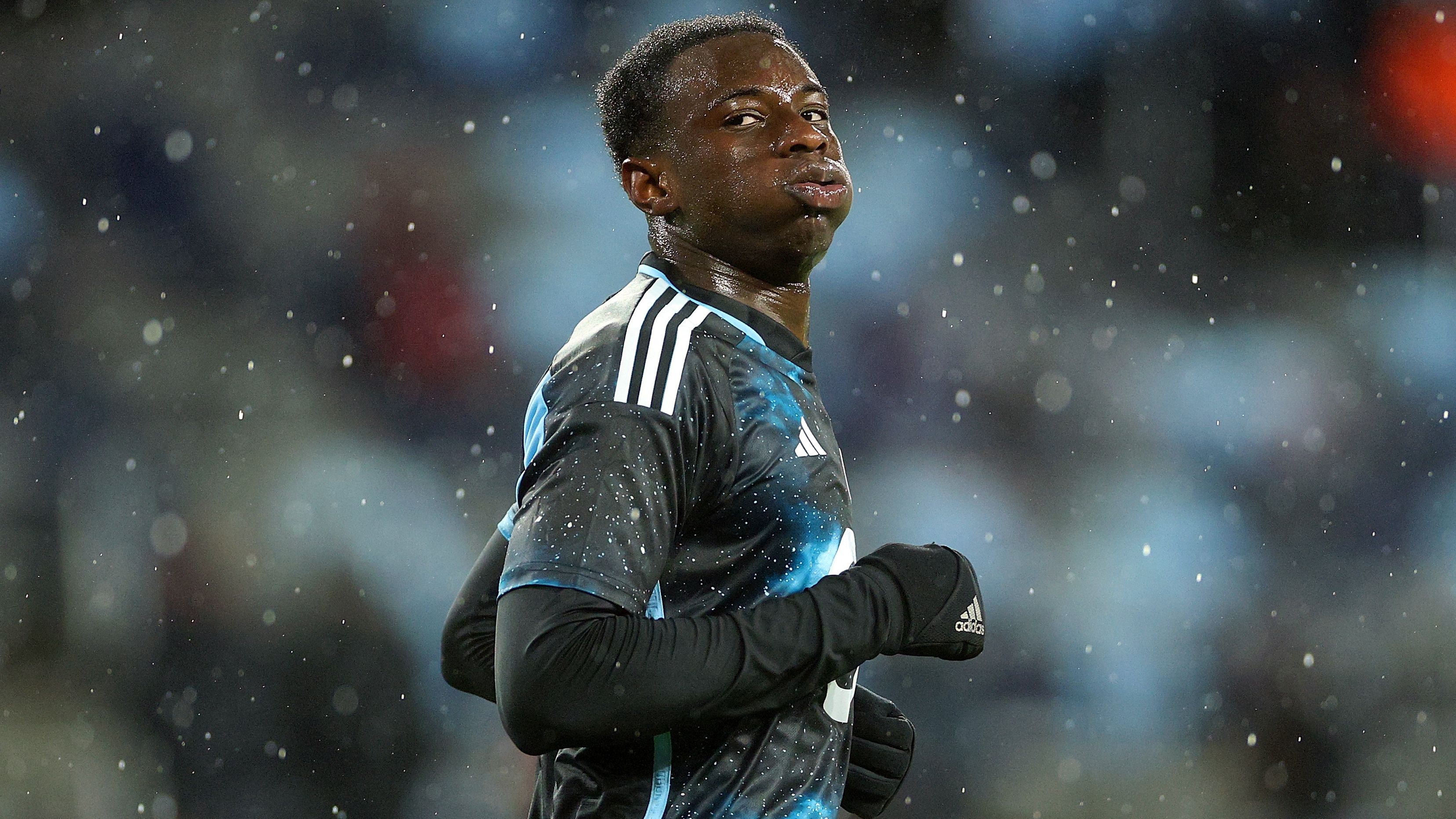 WATCH: Minnesota United star Kelvin Yeboah exchanges game-worn kit for fan's 1-of-1 MLS Trading Card of himself | Goal.com UK