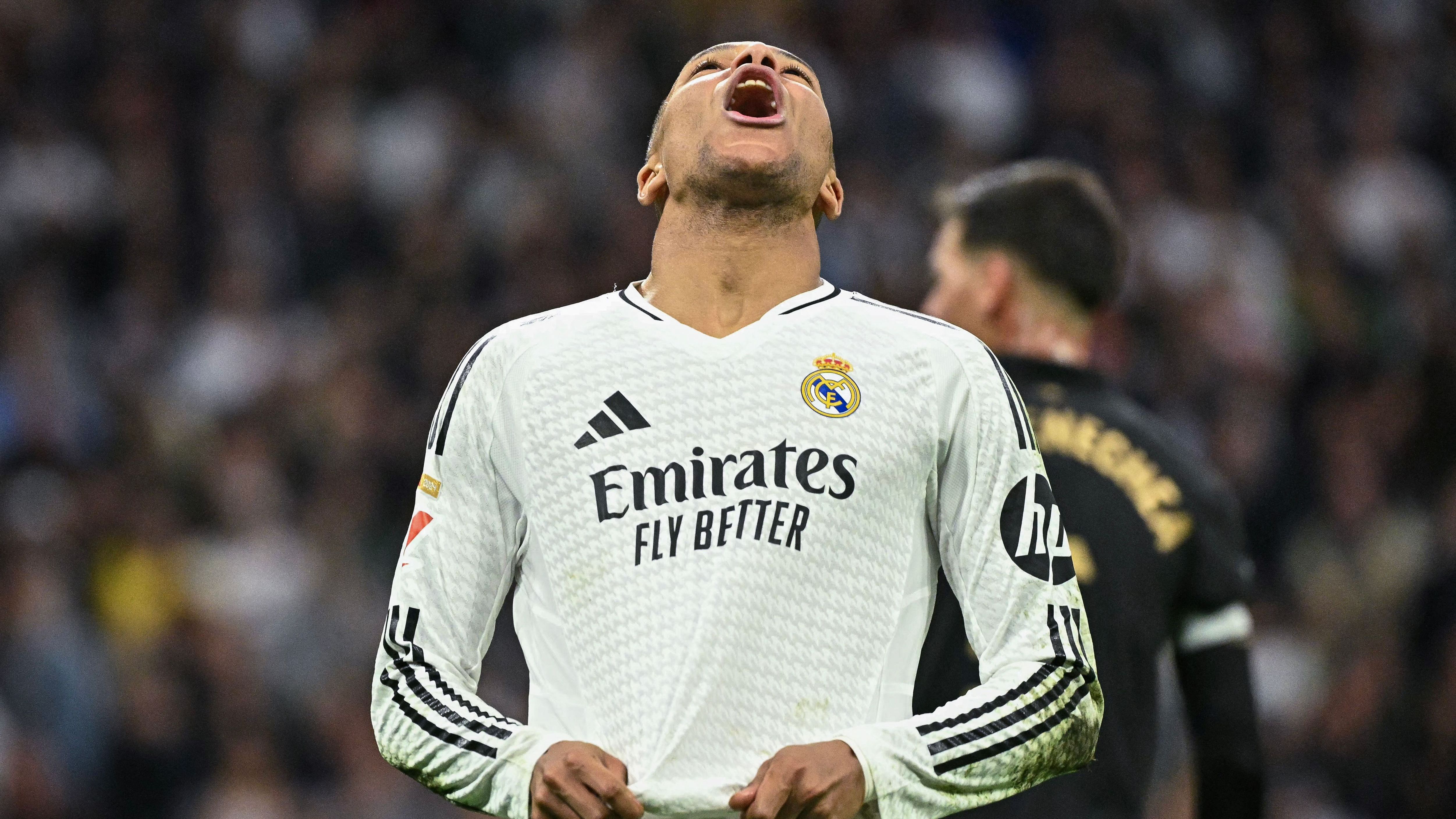 TOPSHOT-FBL-ESP-LIGA-REAL MADRID-VALENCIA