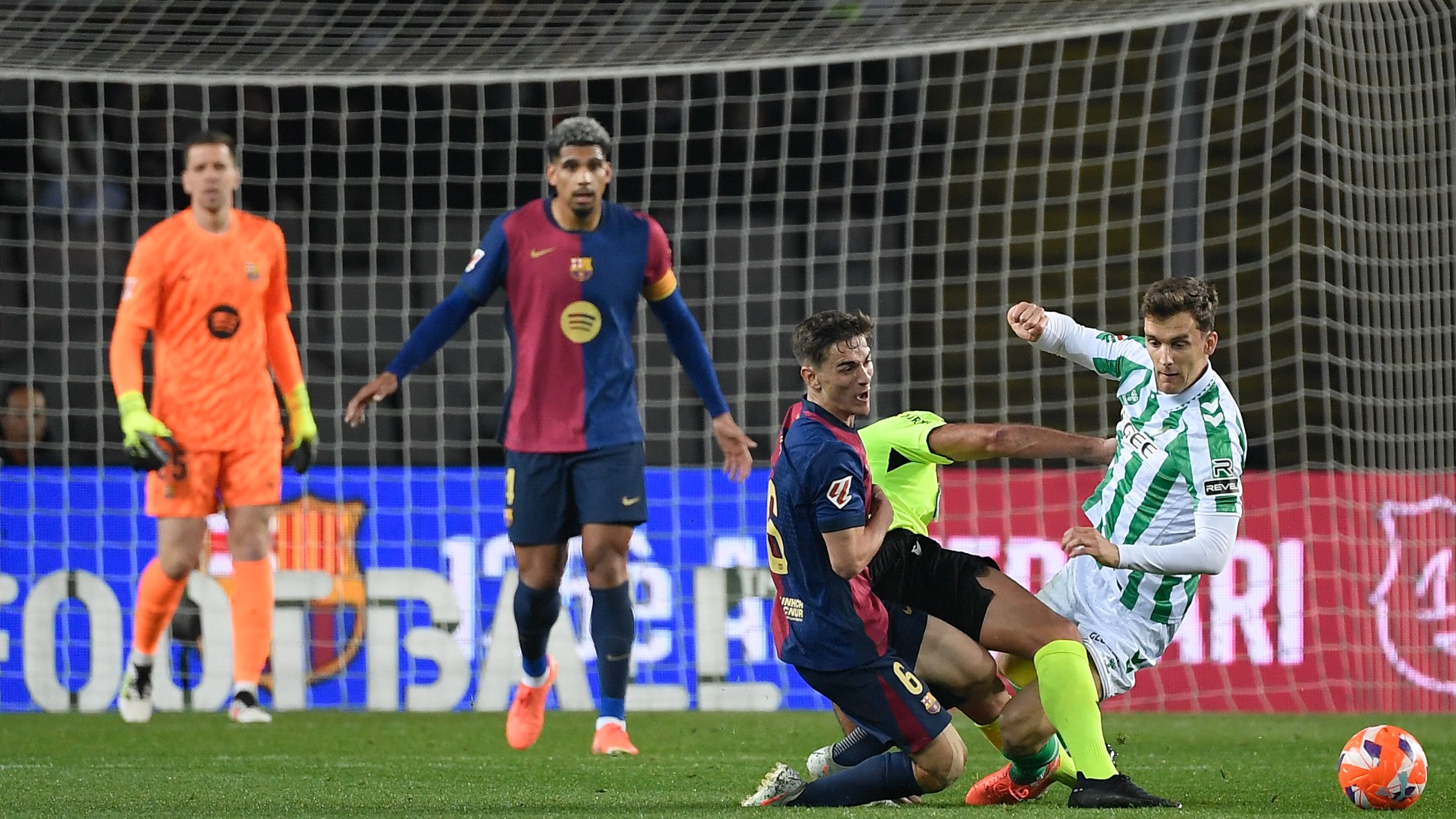 CORRECTION / FBL-ESP-LIGA-BARCELONA-REAL BETIS