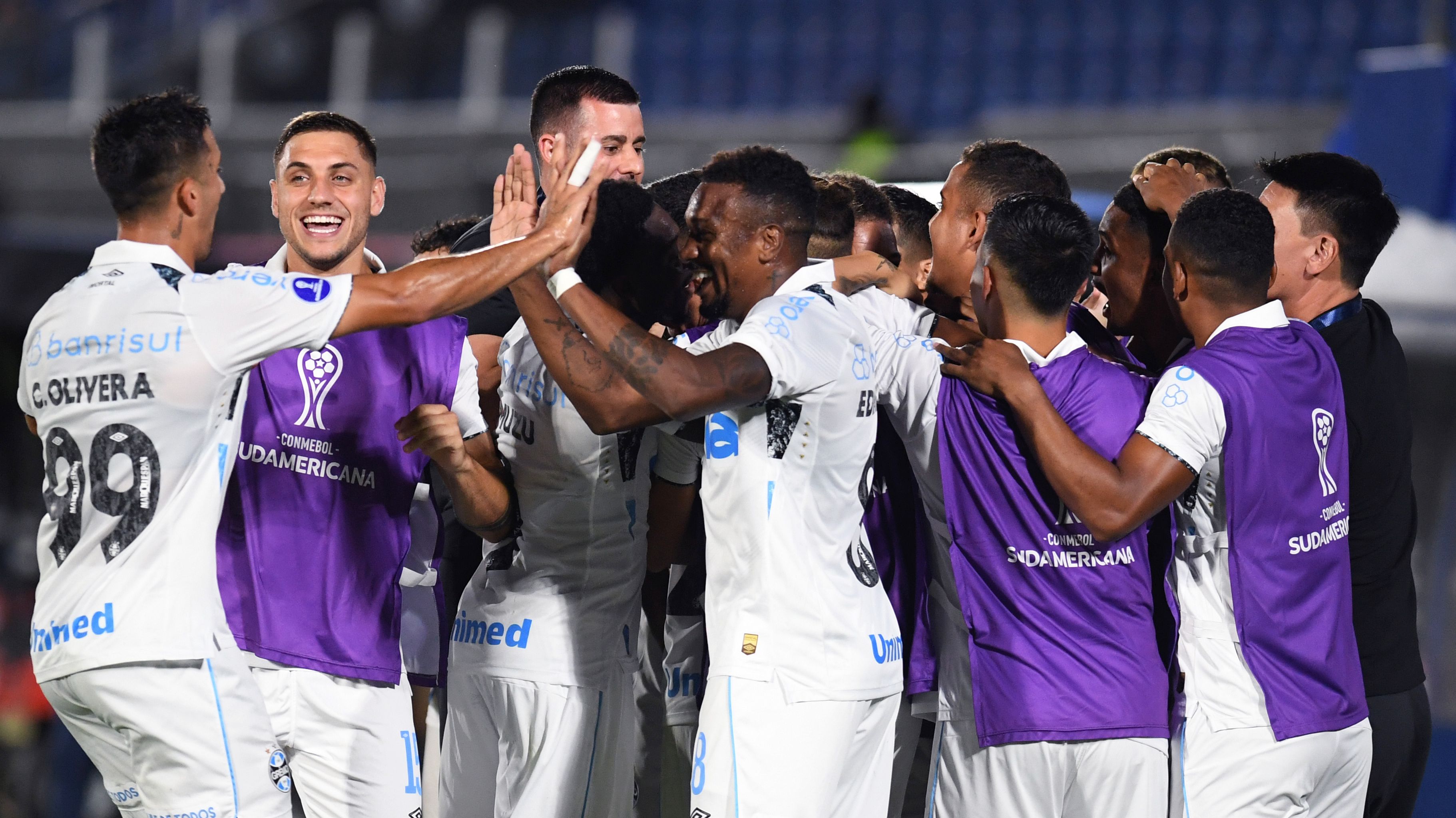 Sportivo Luqueño v Gremio - Copa CONMEBOL Sudamericana