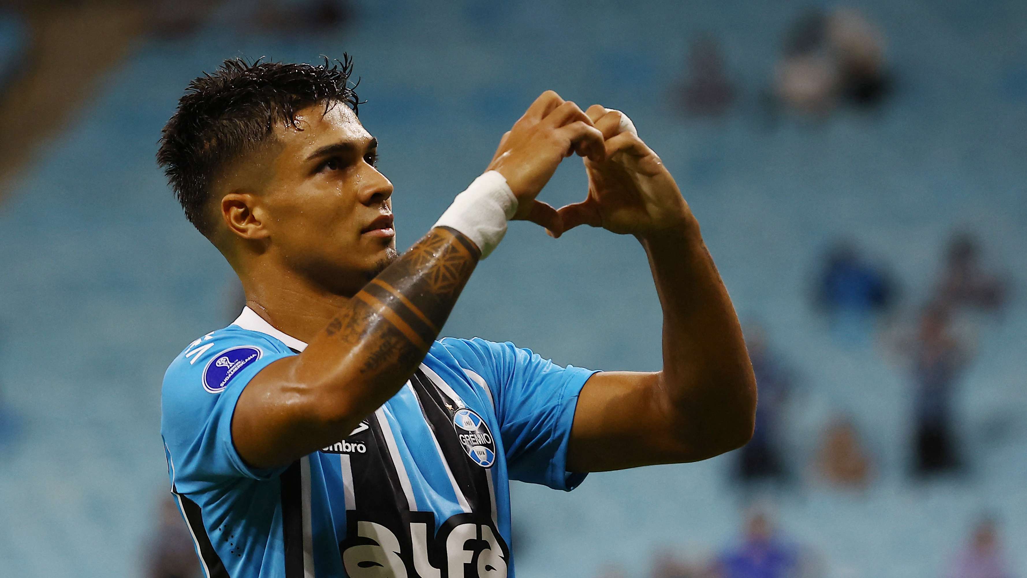 TOPSHOT-FBL-SUDAMERICANA-GREMIO-GRAU